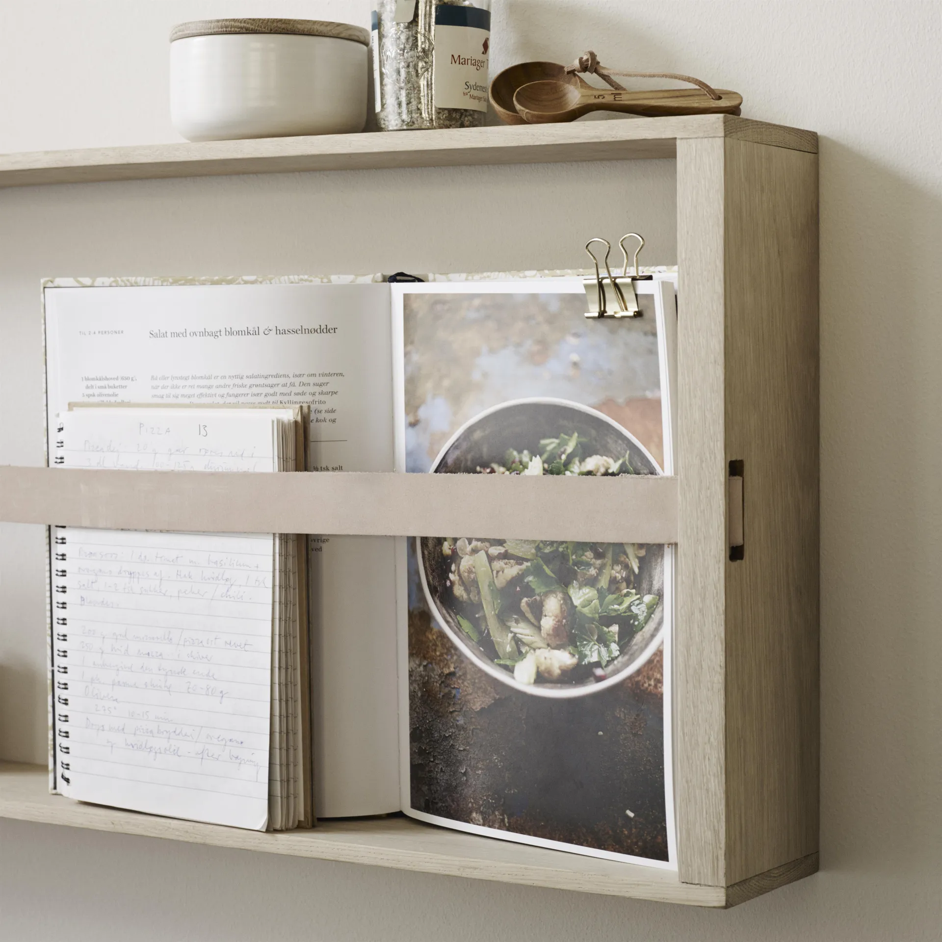 Norr magazine holder, oak Fritz Hansen