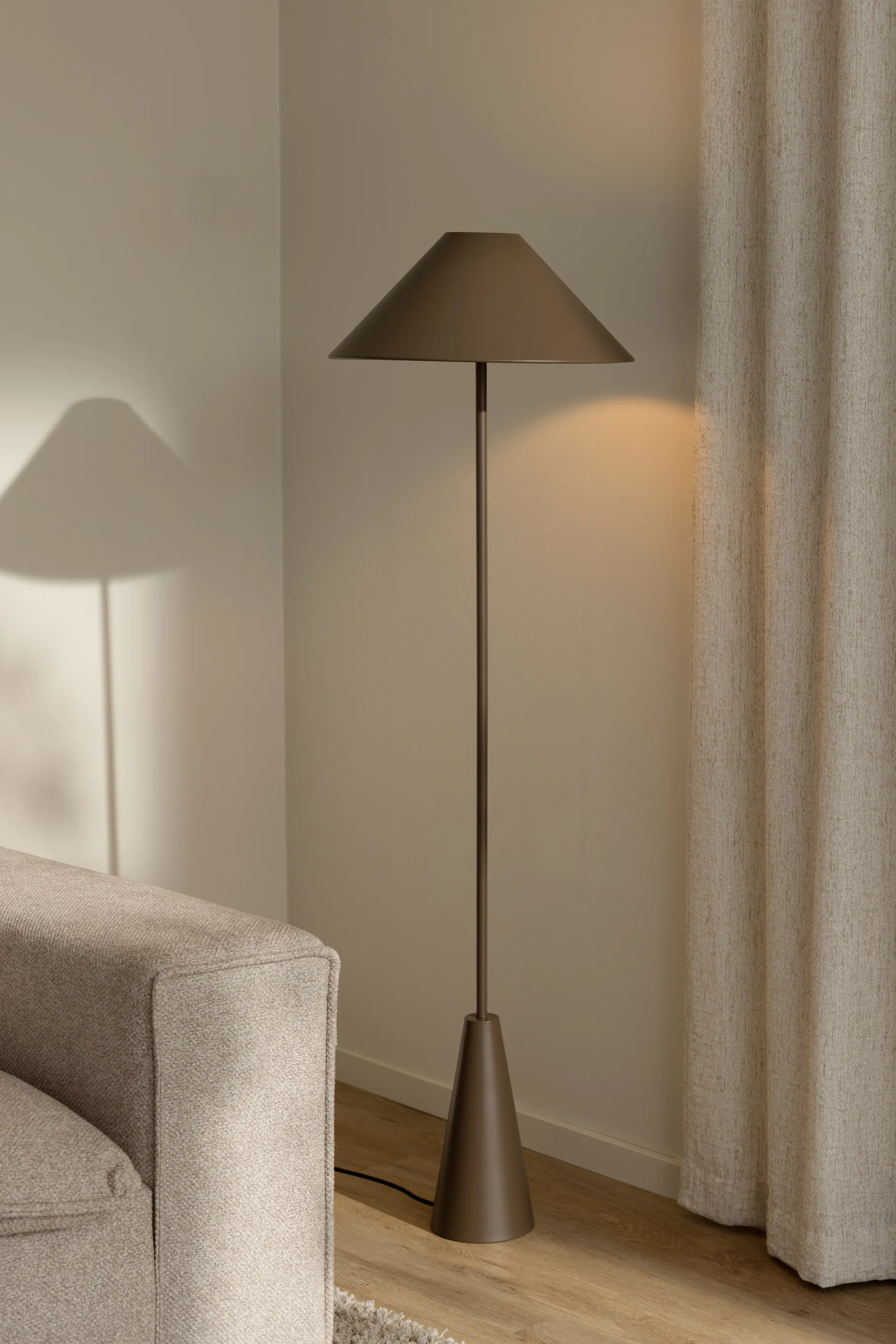 Cannes floor lamp 140 cm, Mocha Globen Lighting