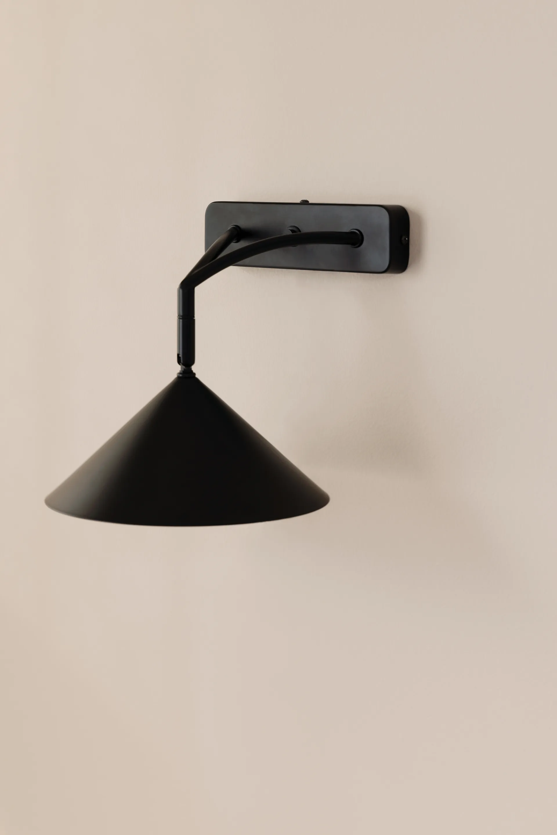 Curve wall lamp, Black Globen Lighting