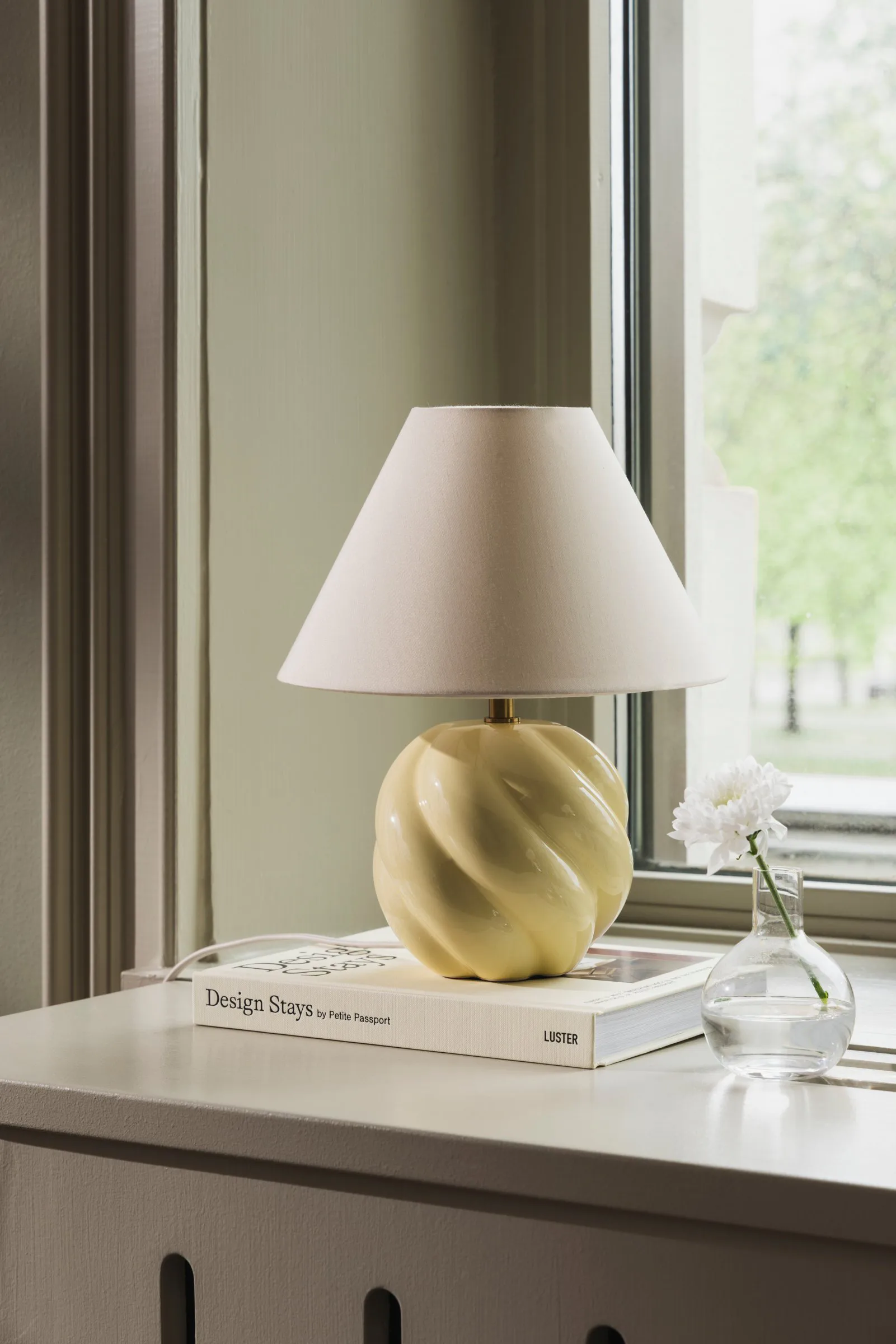 Dahlia table lamp, Butter yellow Globen Lighting
