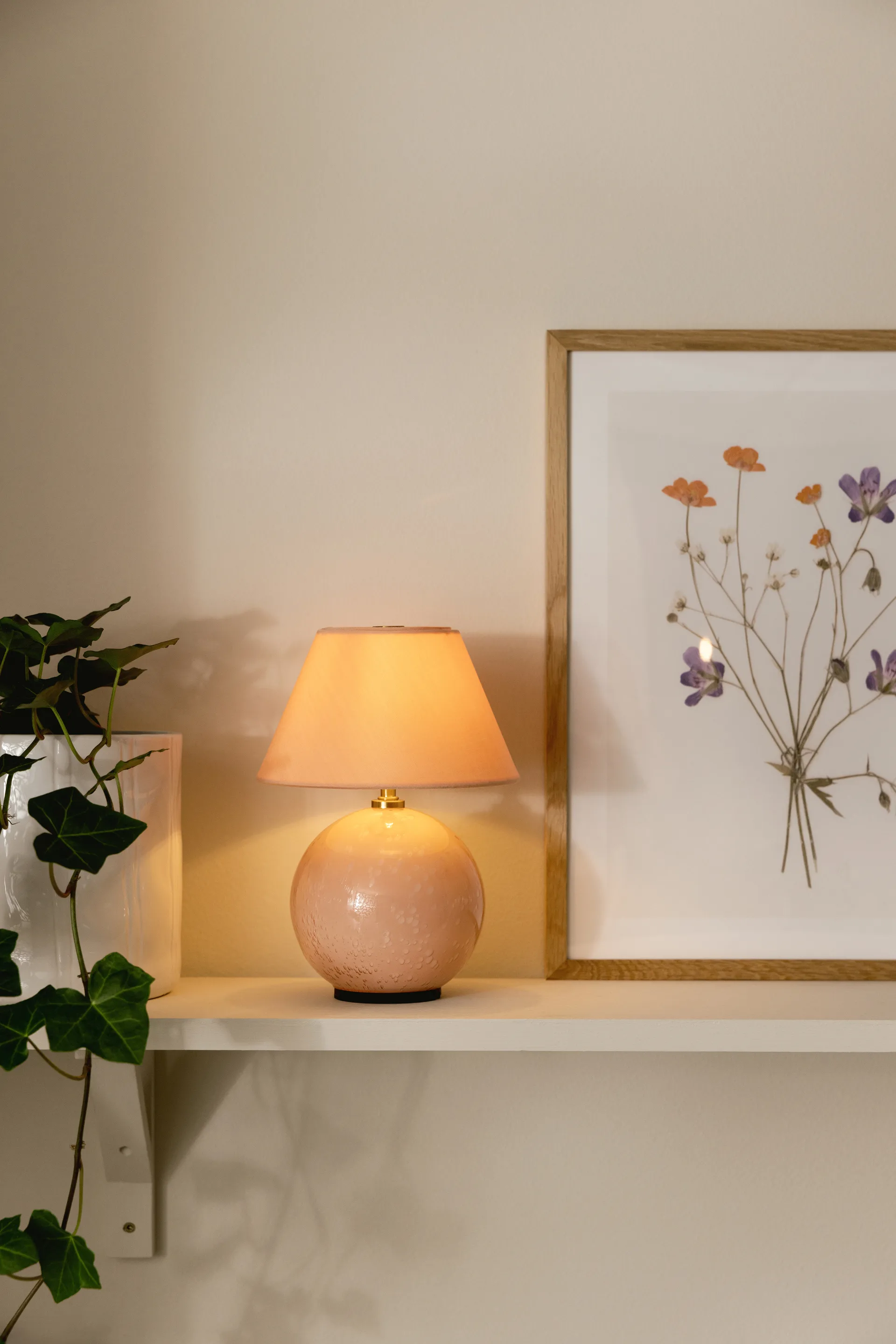 Iris 16 portable table lamp, Blush Globen Lighting