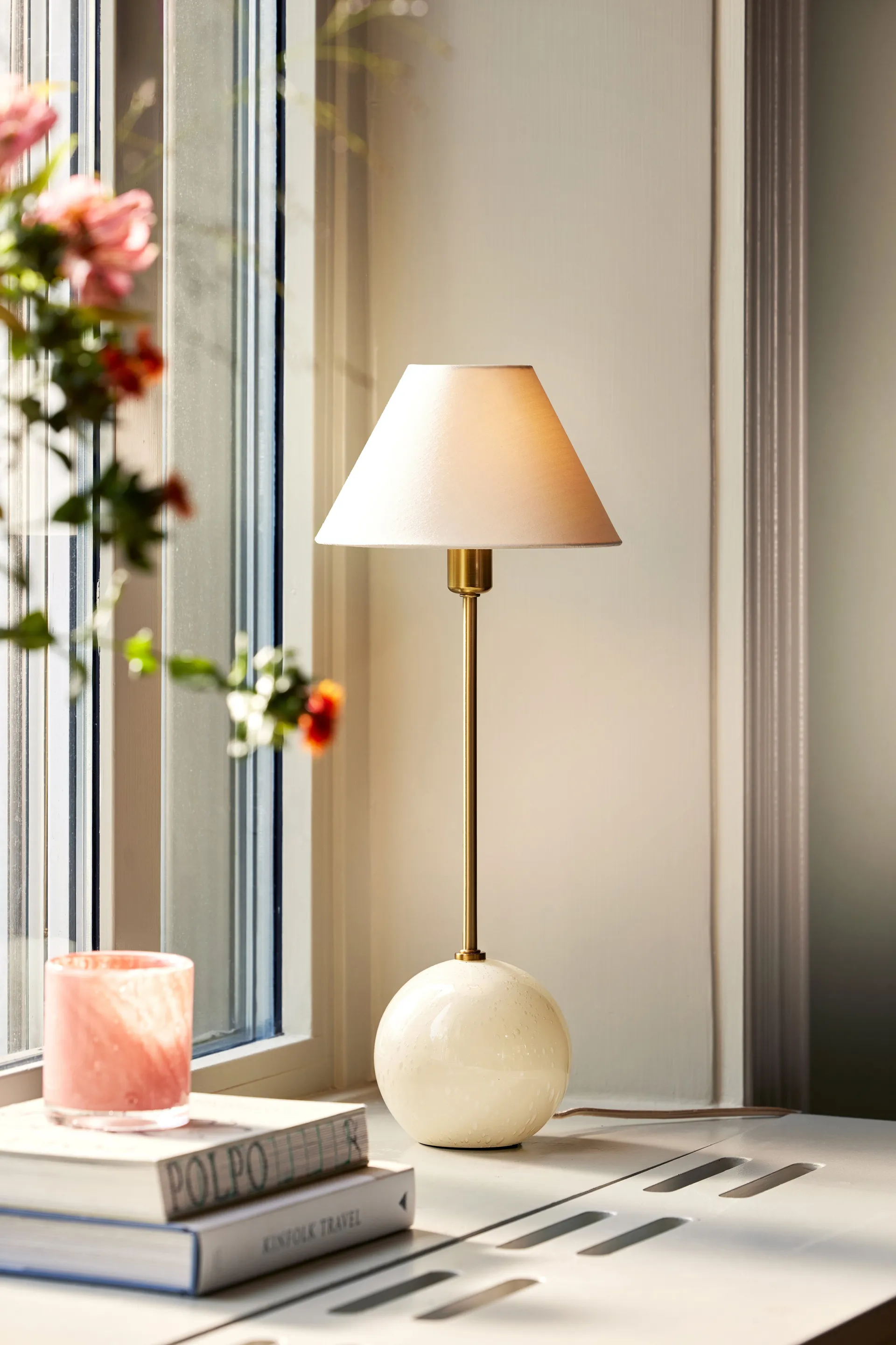 Iris 20 table lamp, Creme Globen Lighting