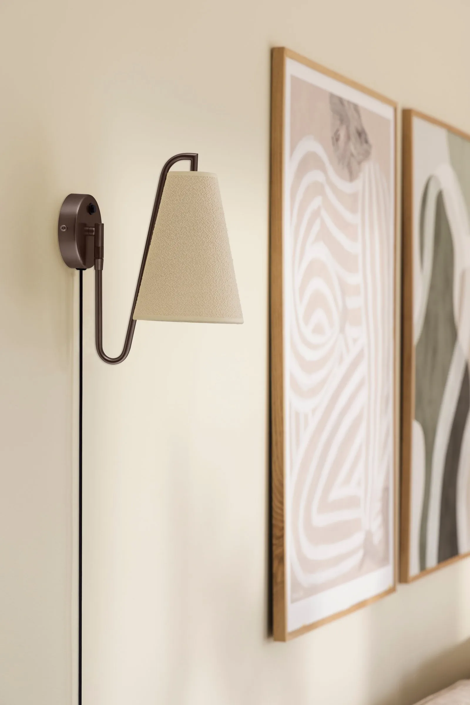 Lou wall lamp, Bouclé white-bronze Globen Lighting
