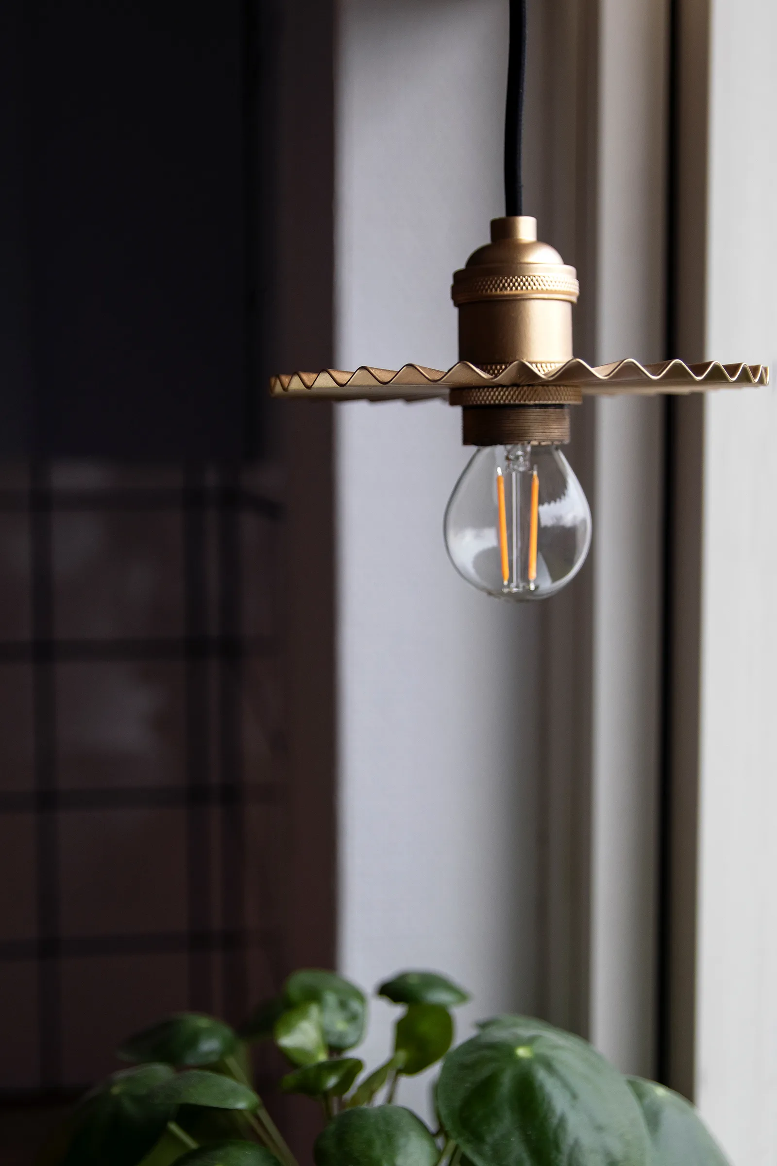 Omega pendant lamp Ø15 cm, Gold Globen Lighting