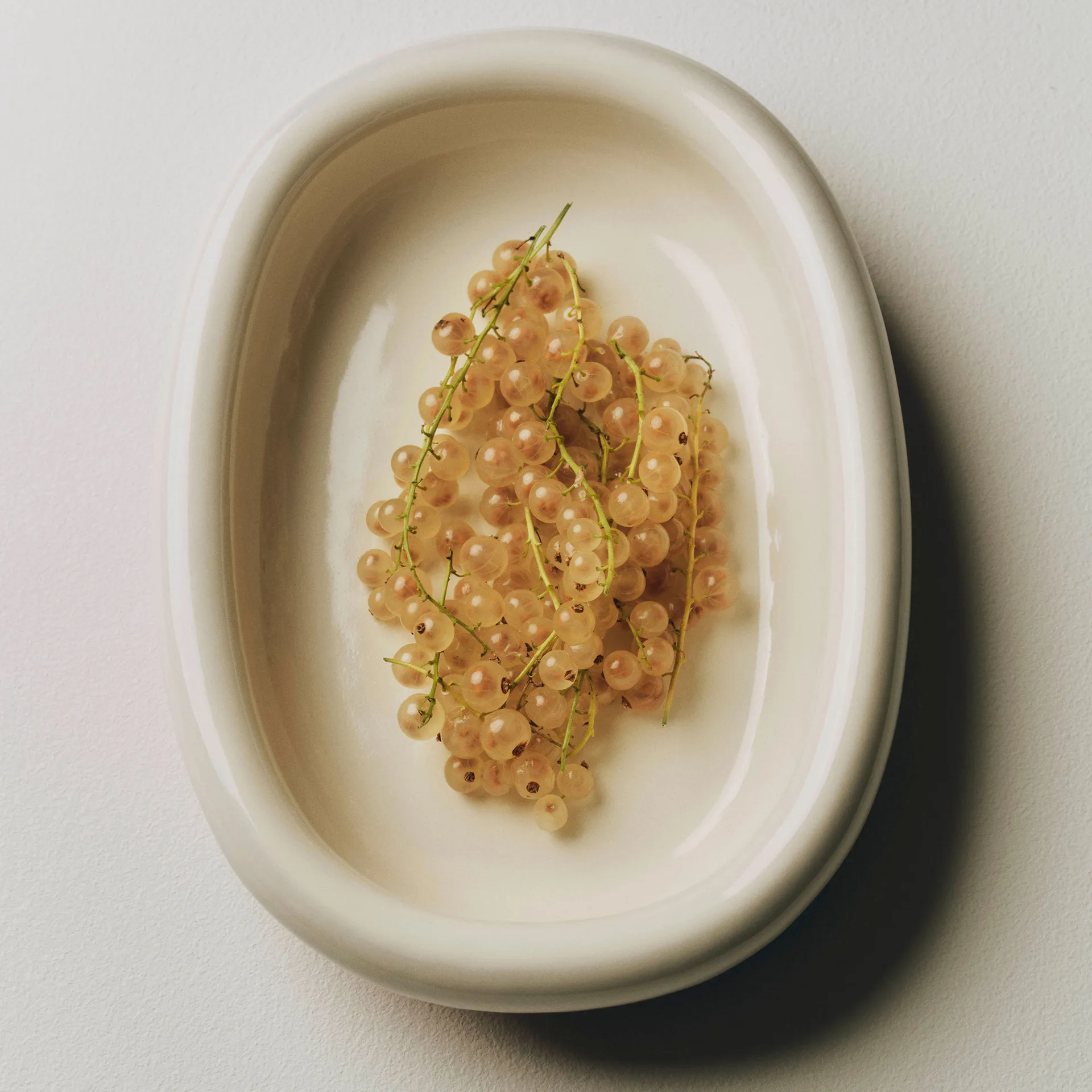 Barro oval serving plate, Off-white, small 20x27,5 cm HAY