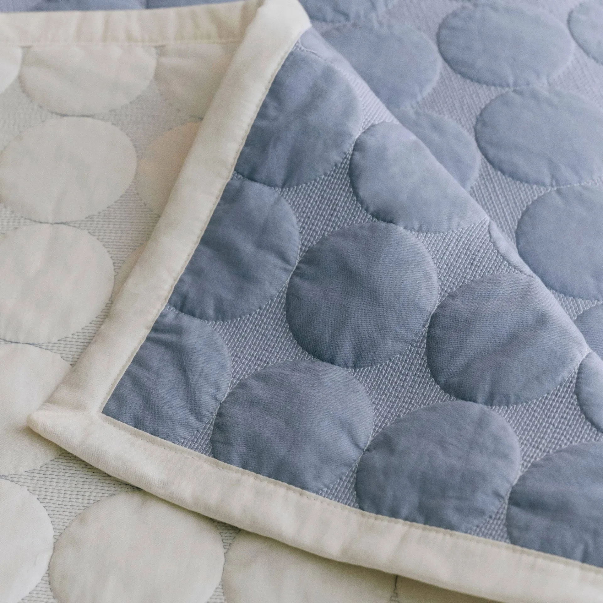 Mega Dot organic bedspread 260x260 cm, Dusty blue HAY