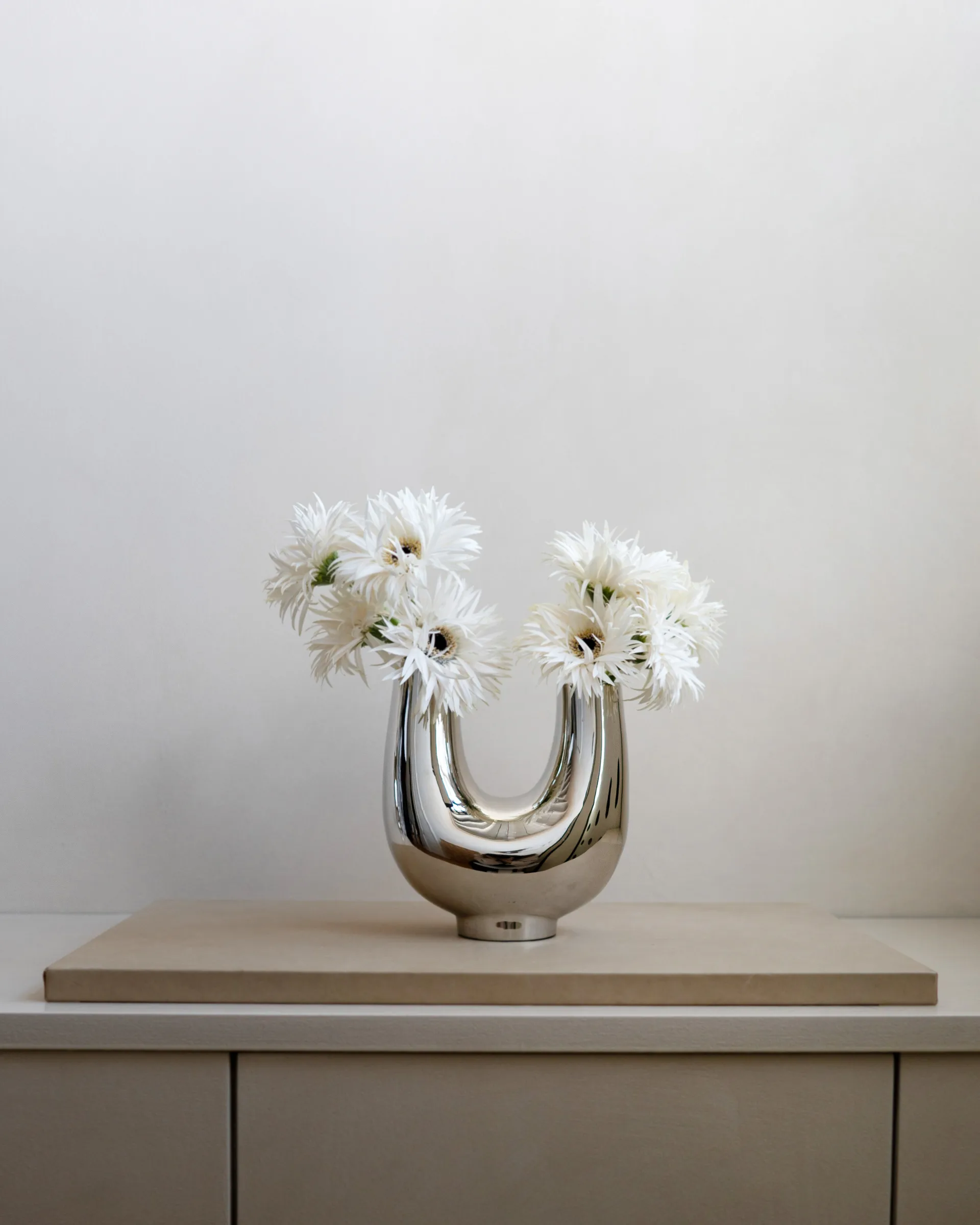 Kazumi vase, Nickel Hein Studio