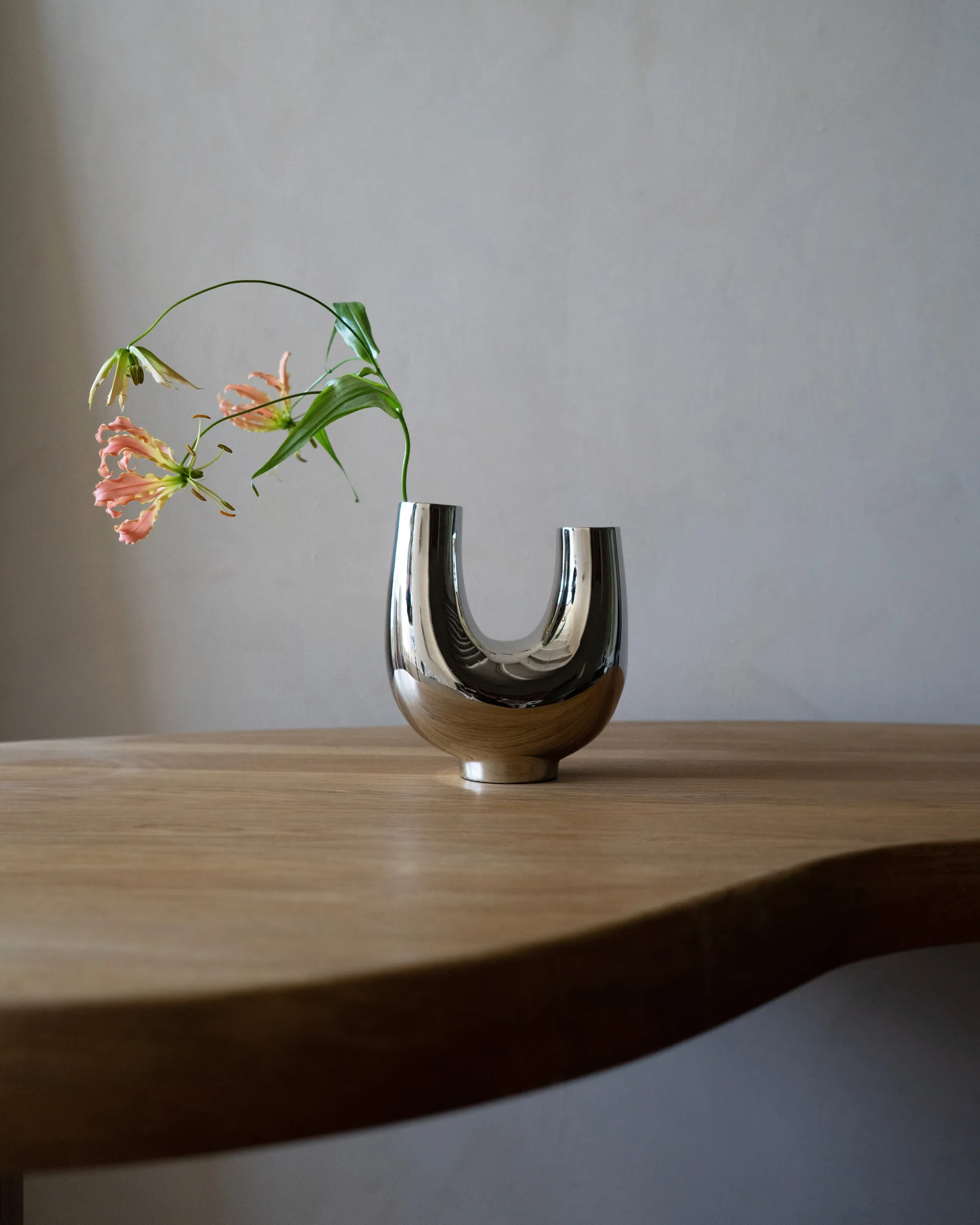 Kazumi vase, Nickel Hein Studio