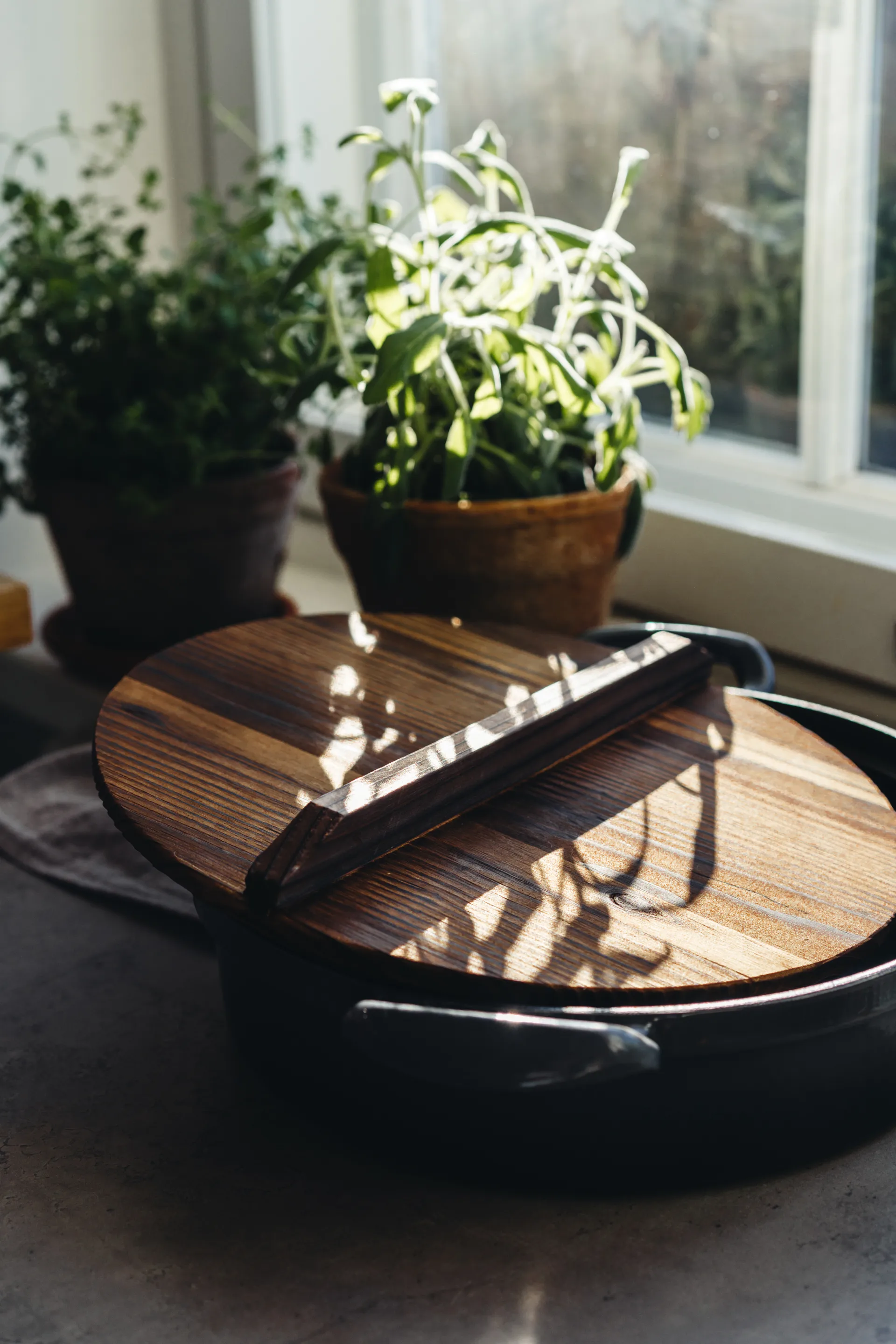 Cast iron casserole dish with wooden lid, Ø30 cm Heirol
