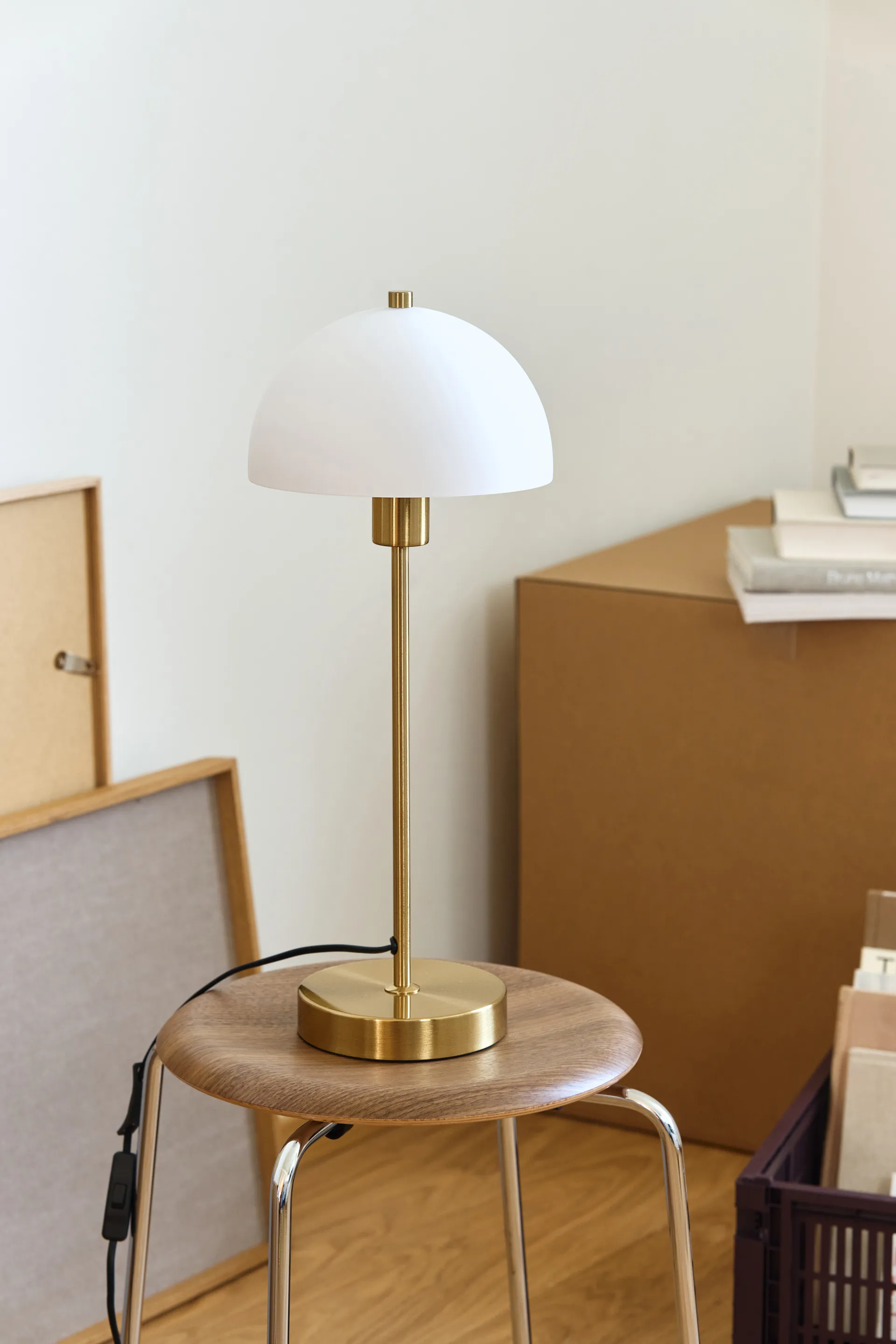 Vienda table lamp, brass-white Herstal