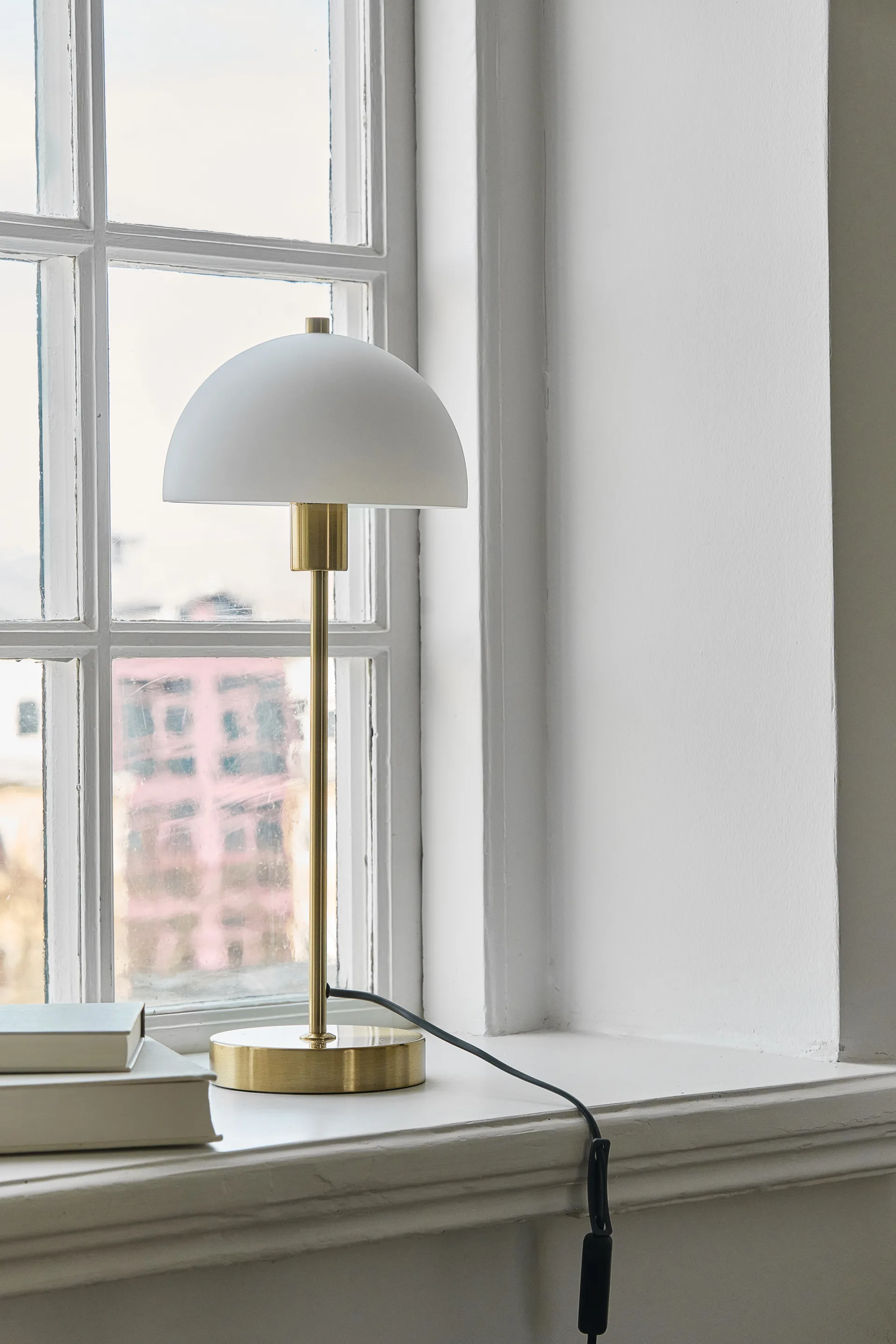 Vienda table lamp, brass-white Herstal