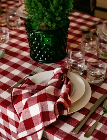 Bettyhill tablecloth - Ruby, 150x150 cm - Himla