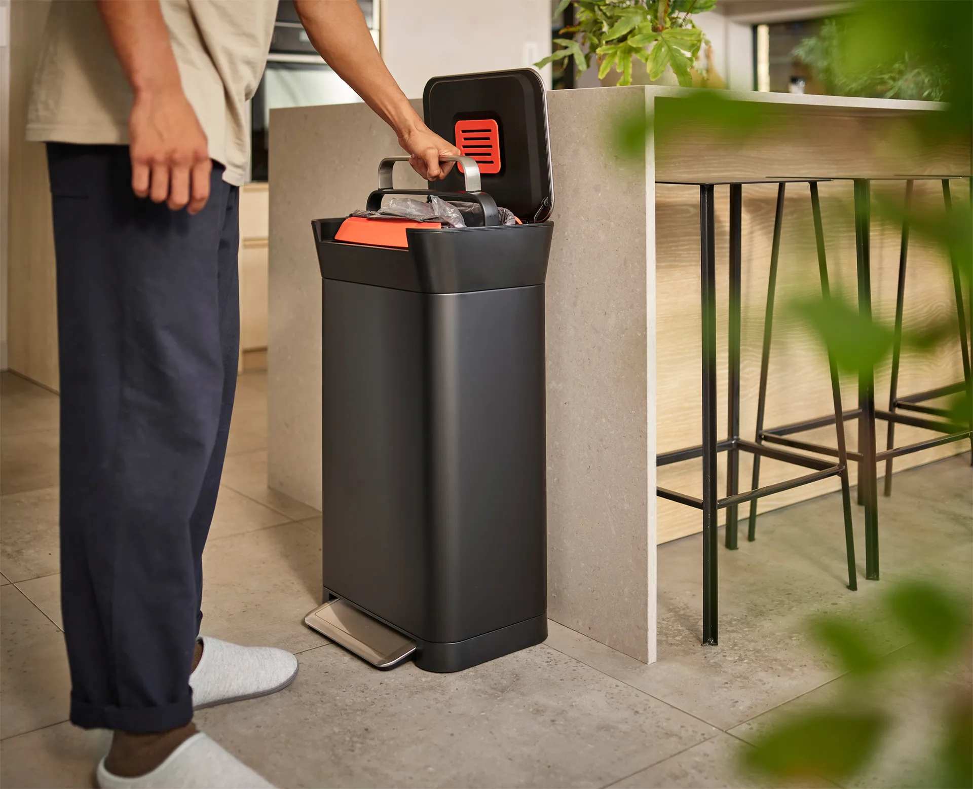 Joseph Joseph Titan trash compactor pedal bin 30 L, Carbon black Joseph Joseph