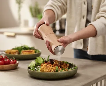 Milltop No Spill Salt Mill 19 cm - Beech - Joseph Joseph