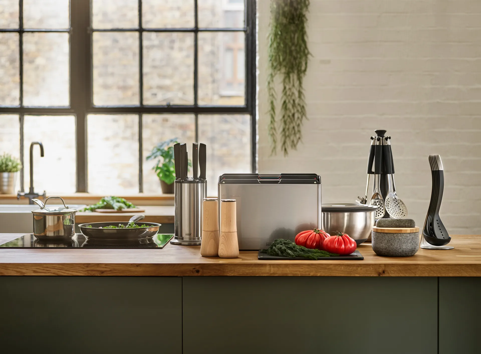 Milltop No Spill Salt Mill 19 cm, Beech Joseph Joseph