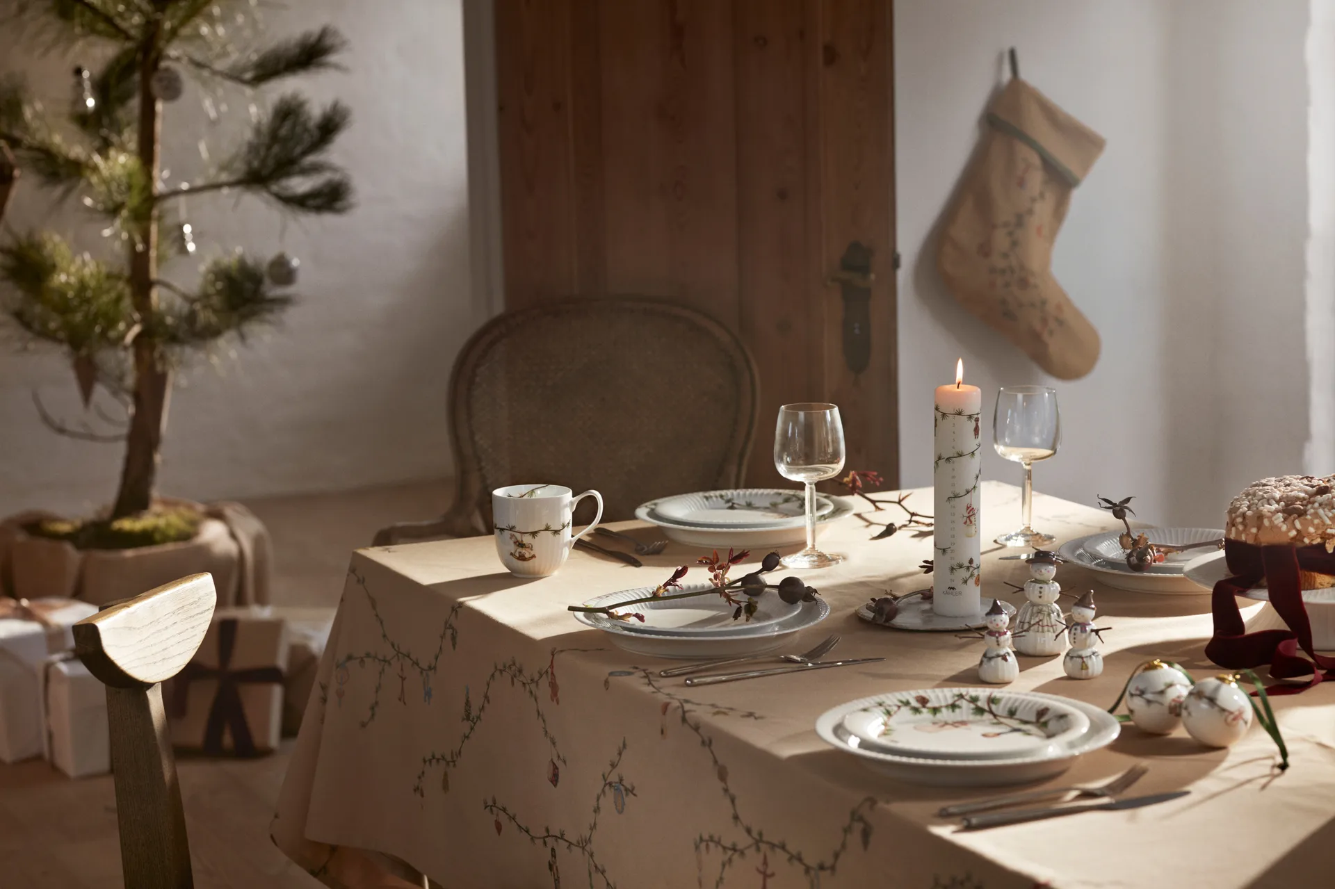 Hammershøi Christmas Tablecloth sand, 150x220 cm Kähler