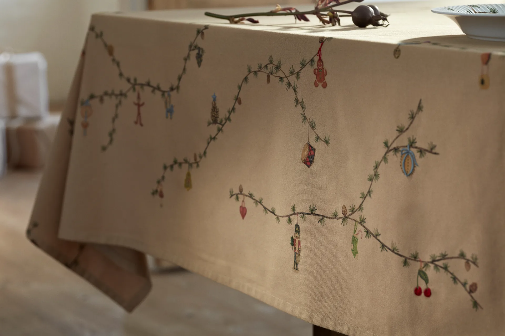 Hammershøi Christmas Tablecloth sand, 150x270 cm Kähler