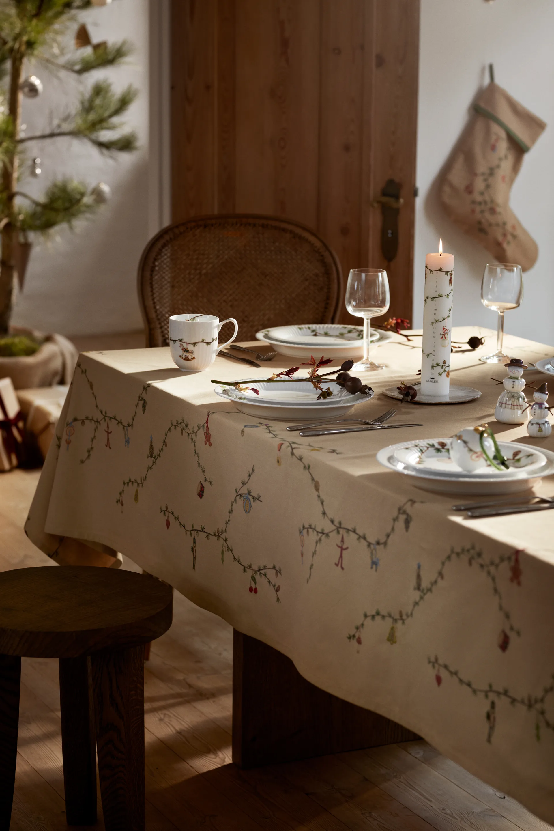 Hammershøi Christmas Tablecloth sand, 150x270 cm Kähler