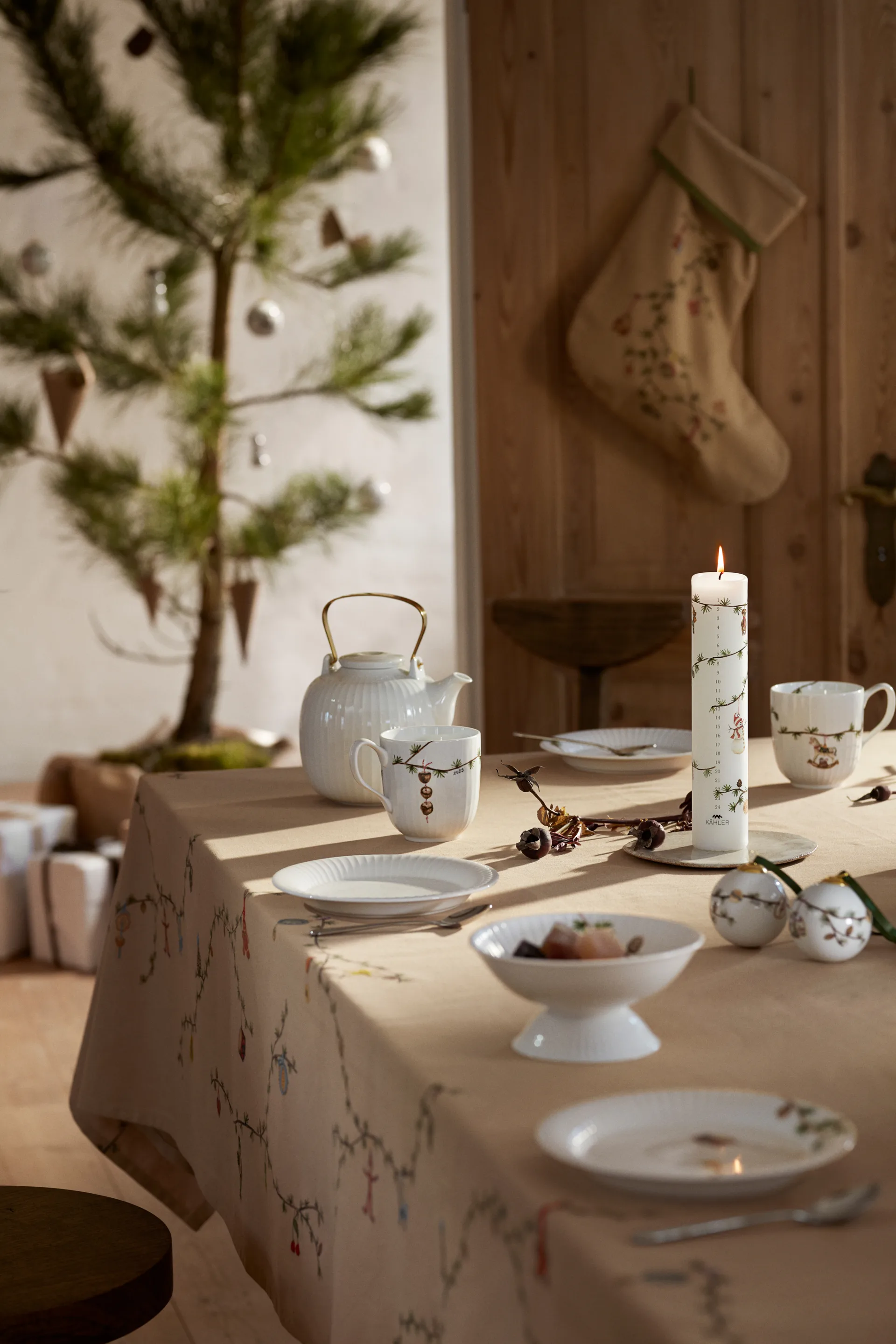Hammershøi Christmas Tablecloth sand, 150x320 cm Kähler