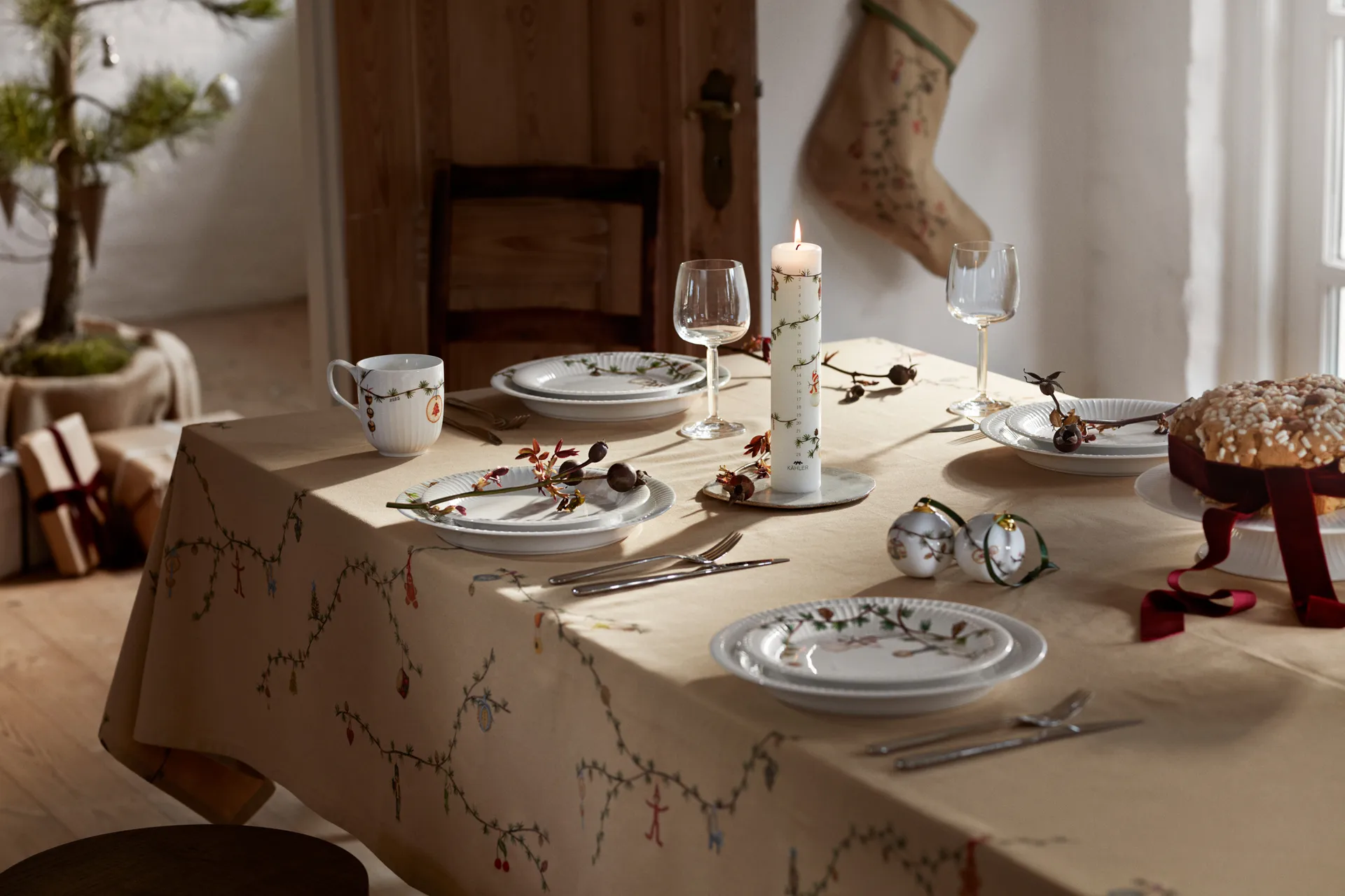 Hammershøi Christmas Tablecloth sand, 150x320 cm Kähler