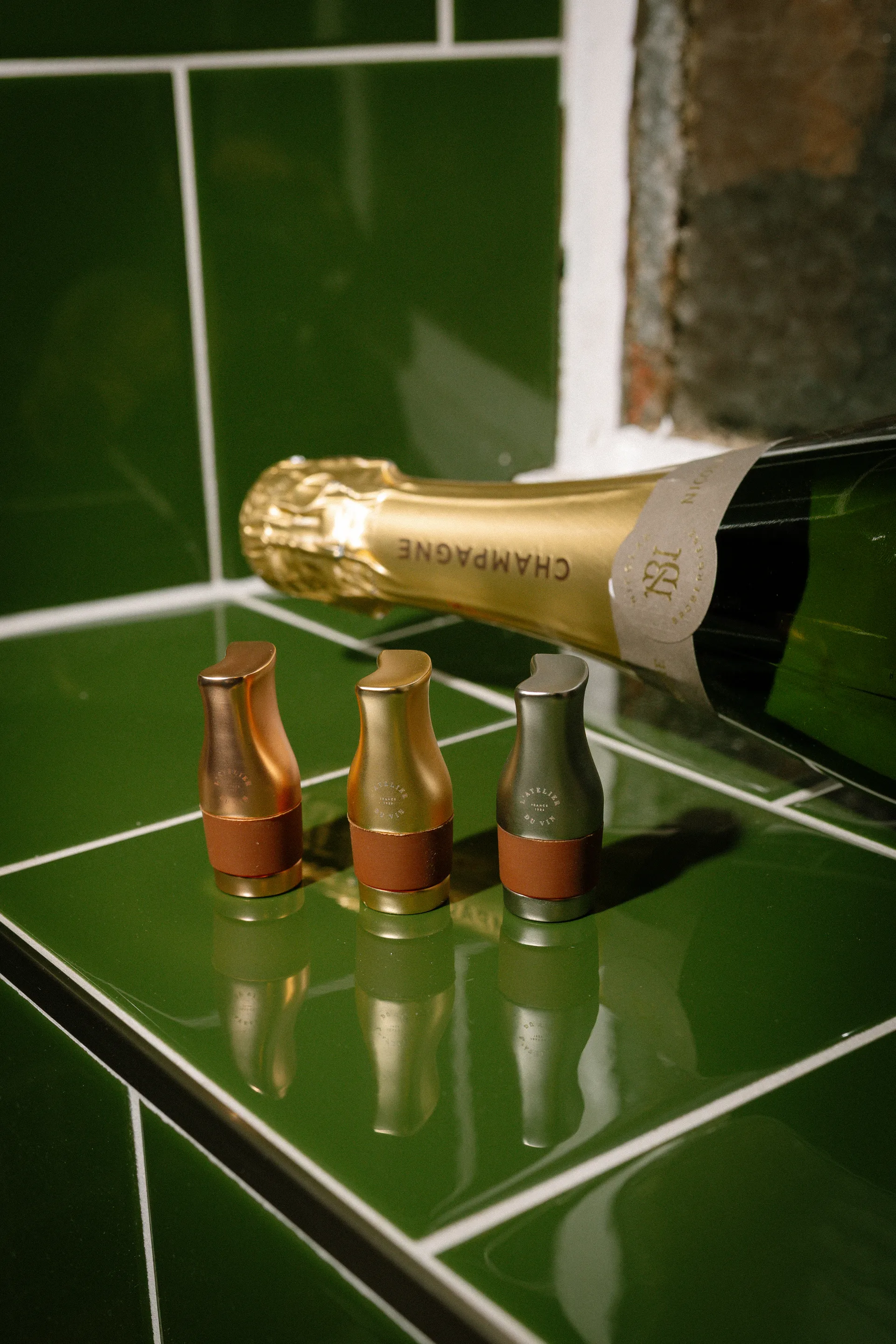 L'atelier du vin Le Trio bottle stoppers, Rose, silver and gold (matte) L'Atelier du Vin