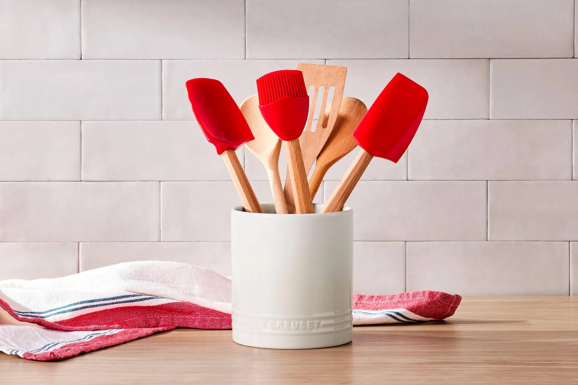 Le Creuset Signature spatula, Cerise, medium Le Creuset