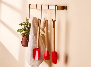 Le Creuset Signature spatula - Cerise, medium - Le Creuset