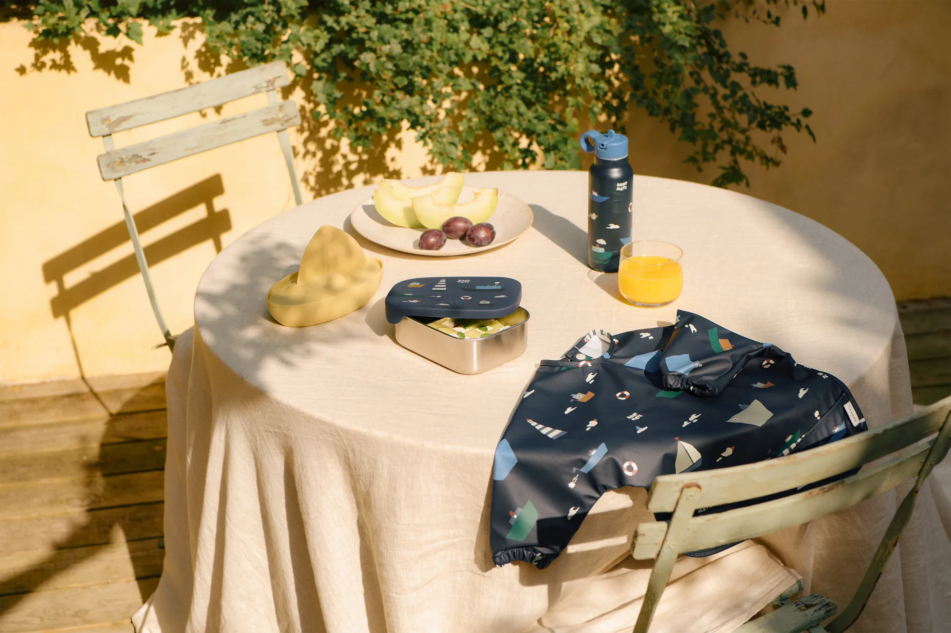 Merle bib with sleeve, Sailing-classic navy Liewood