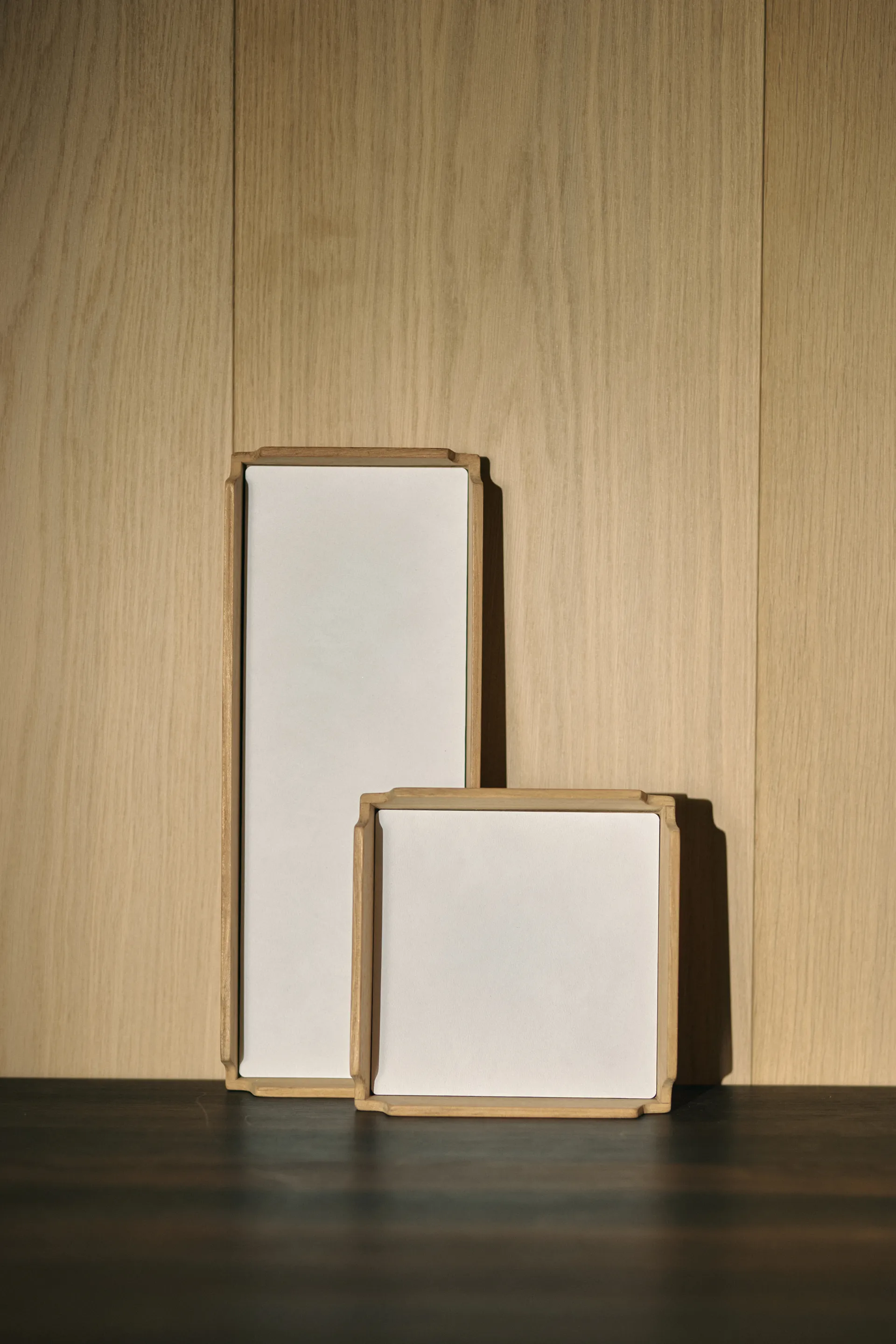 Airy Nupo tray, Pure white-teak, slim LIND DNA