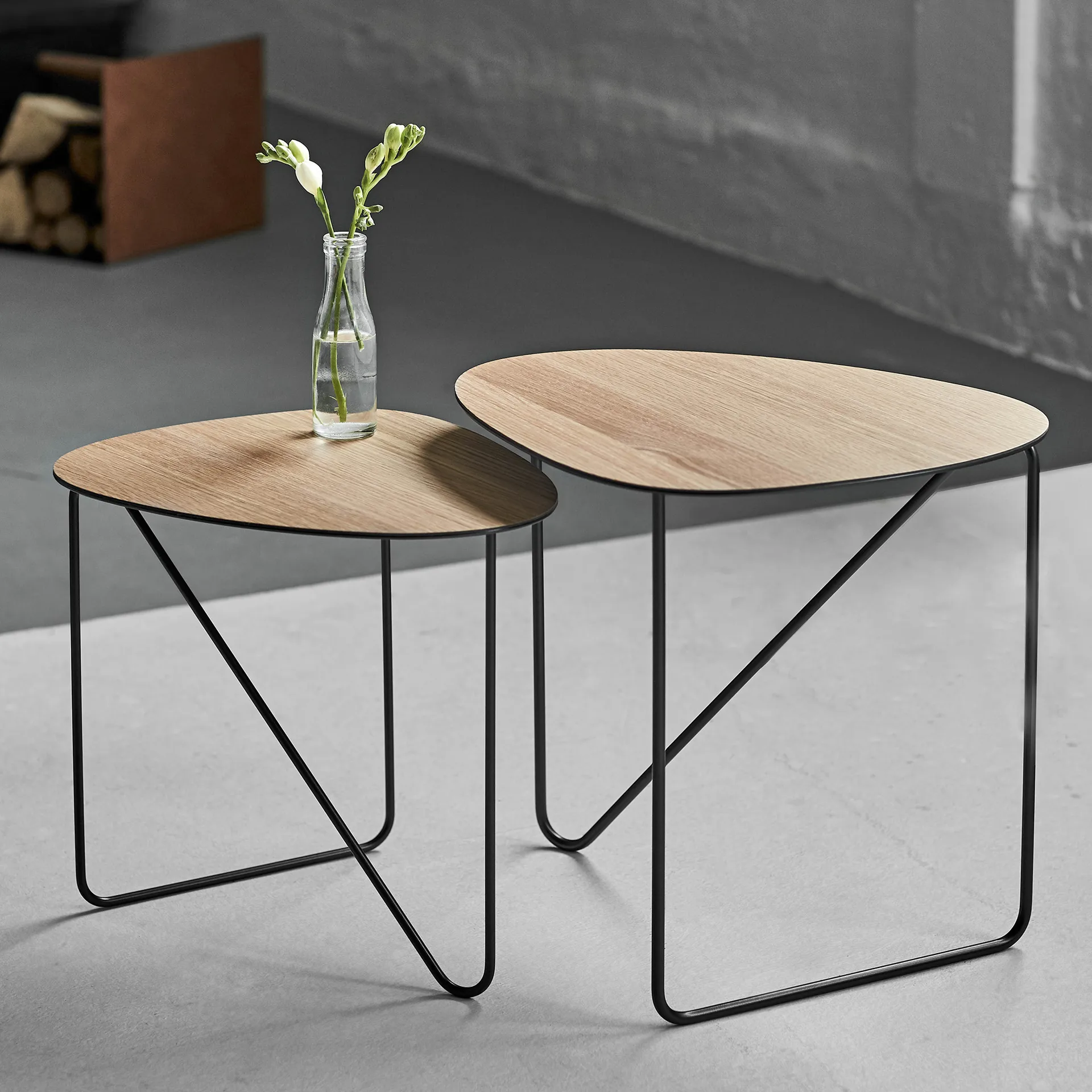Curve side table M, oak LIND DNA