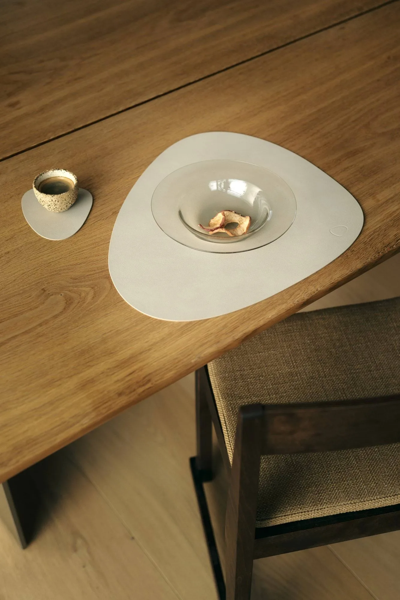 Nupo placemat curve L, Oyster white LIND DNA