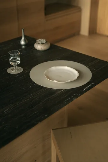 Nupo placemat - Oyster white, circle, L - LIND DNA