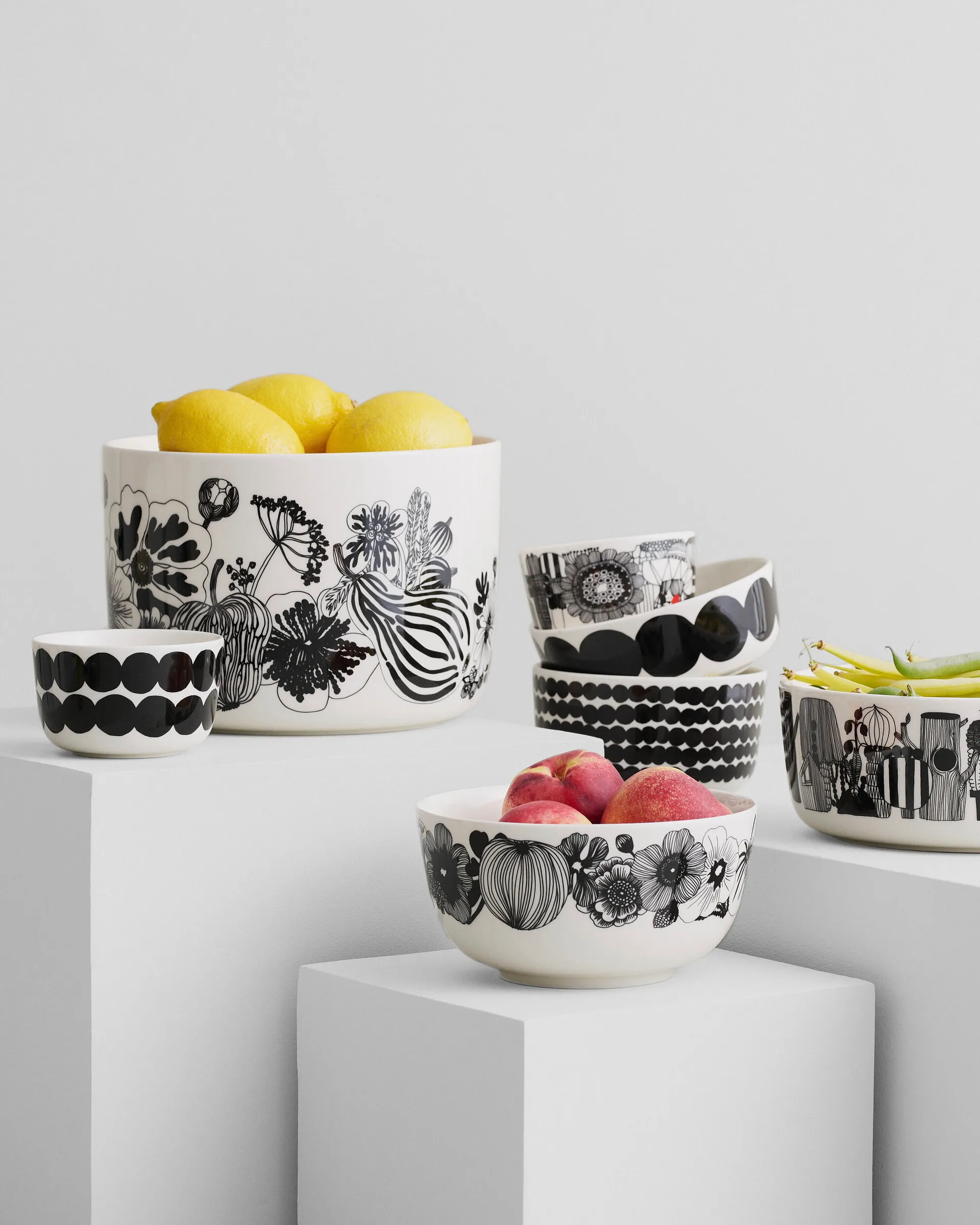 Oiva Siirtolapuutarha serving bowl 3.4 L, White-black Marimekko