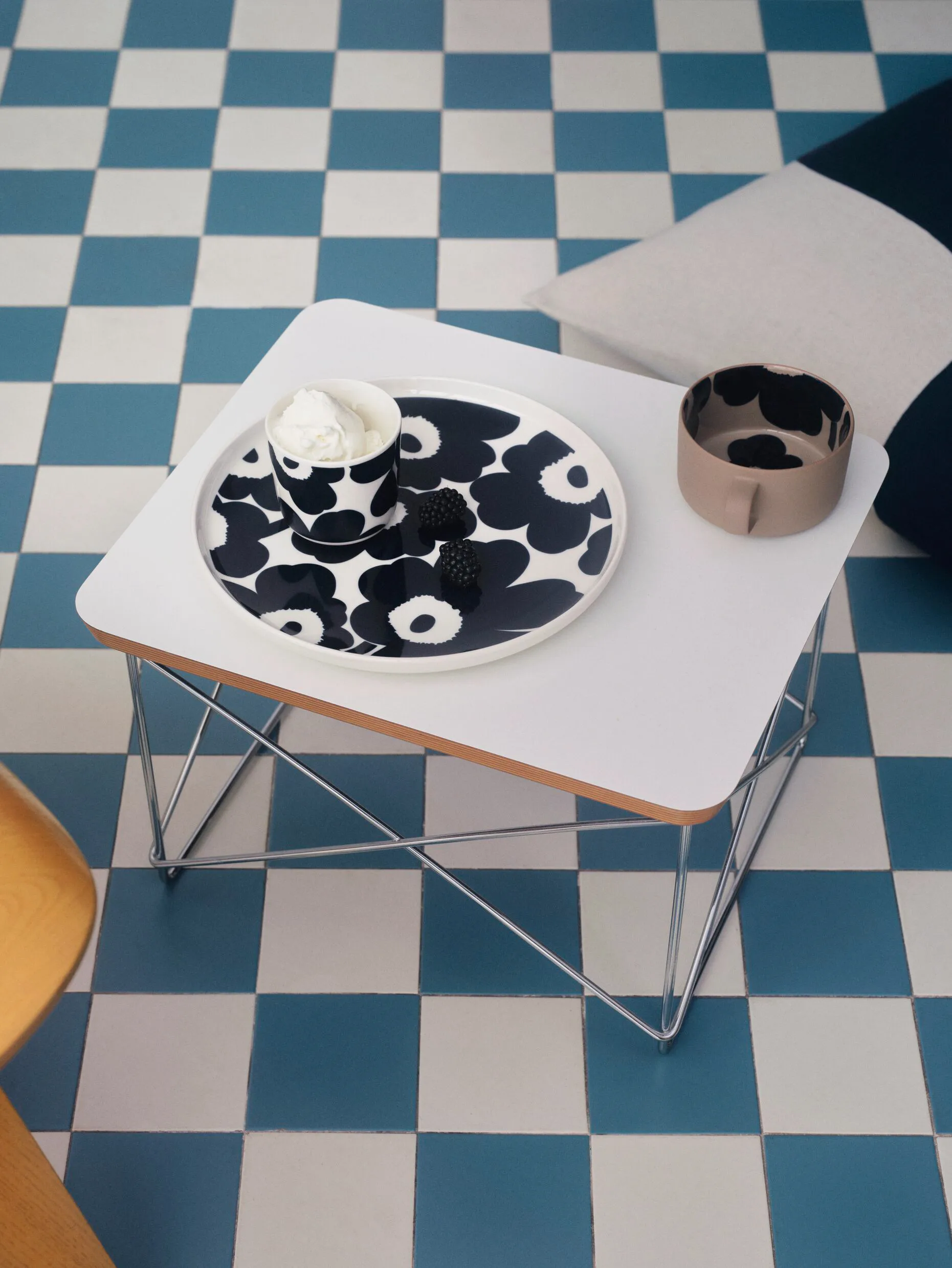 Unikko plate Ø25 cm, White-dark blue Marimekko