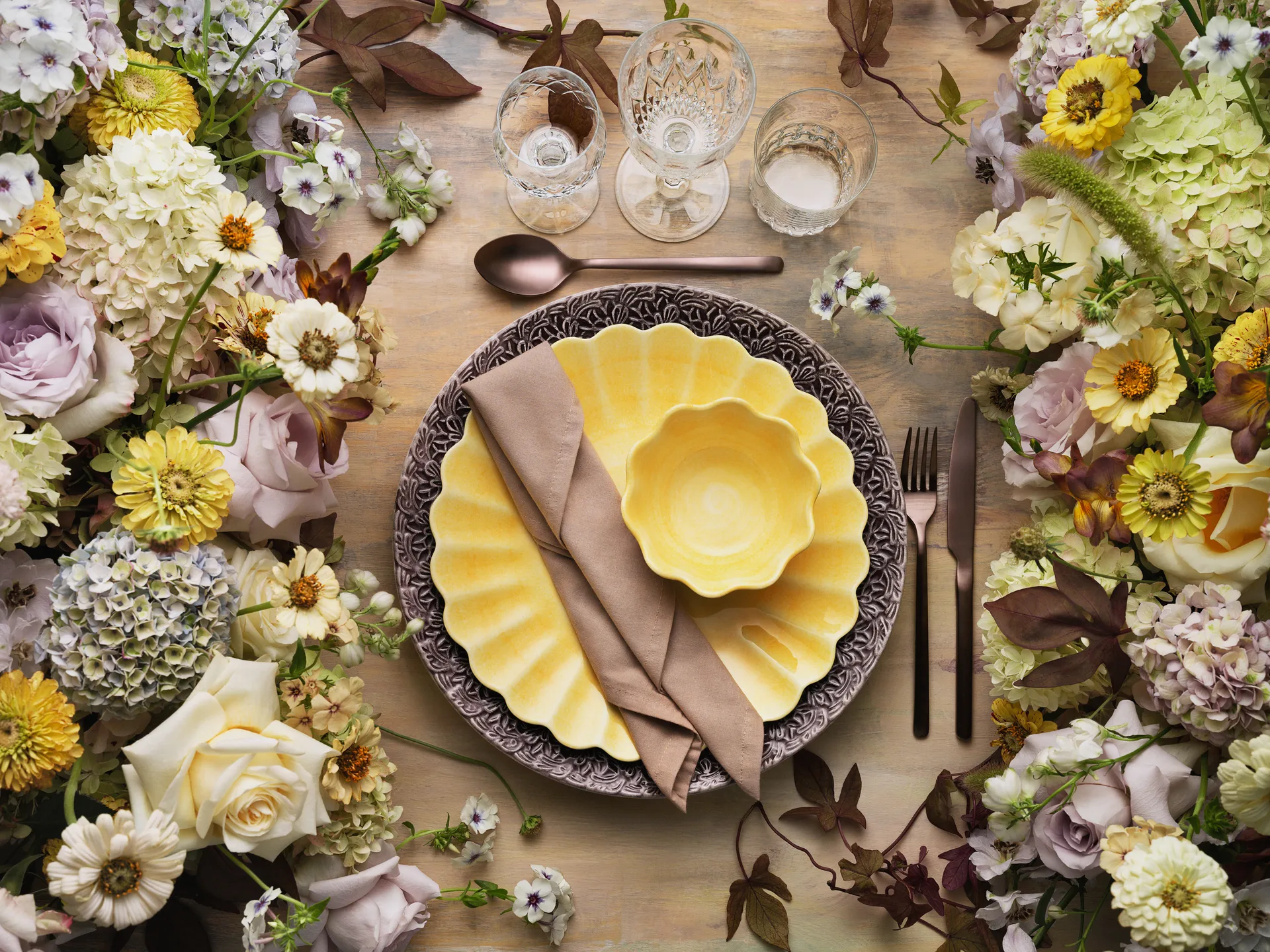 Lace plate 32 cm, Plum Mateus