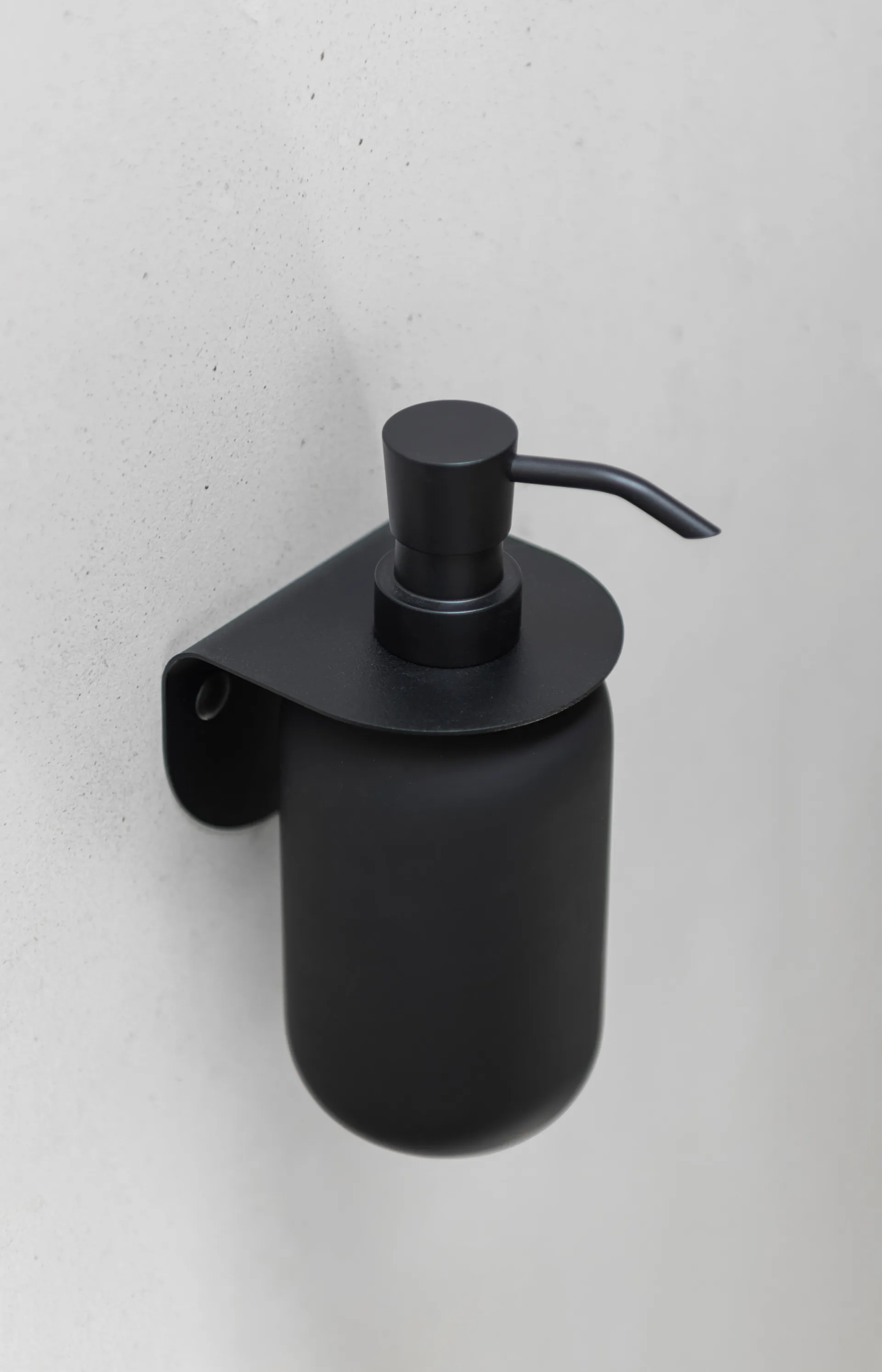 Carry wall-hung holder single, Black Mette Ditmer
