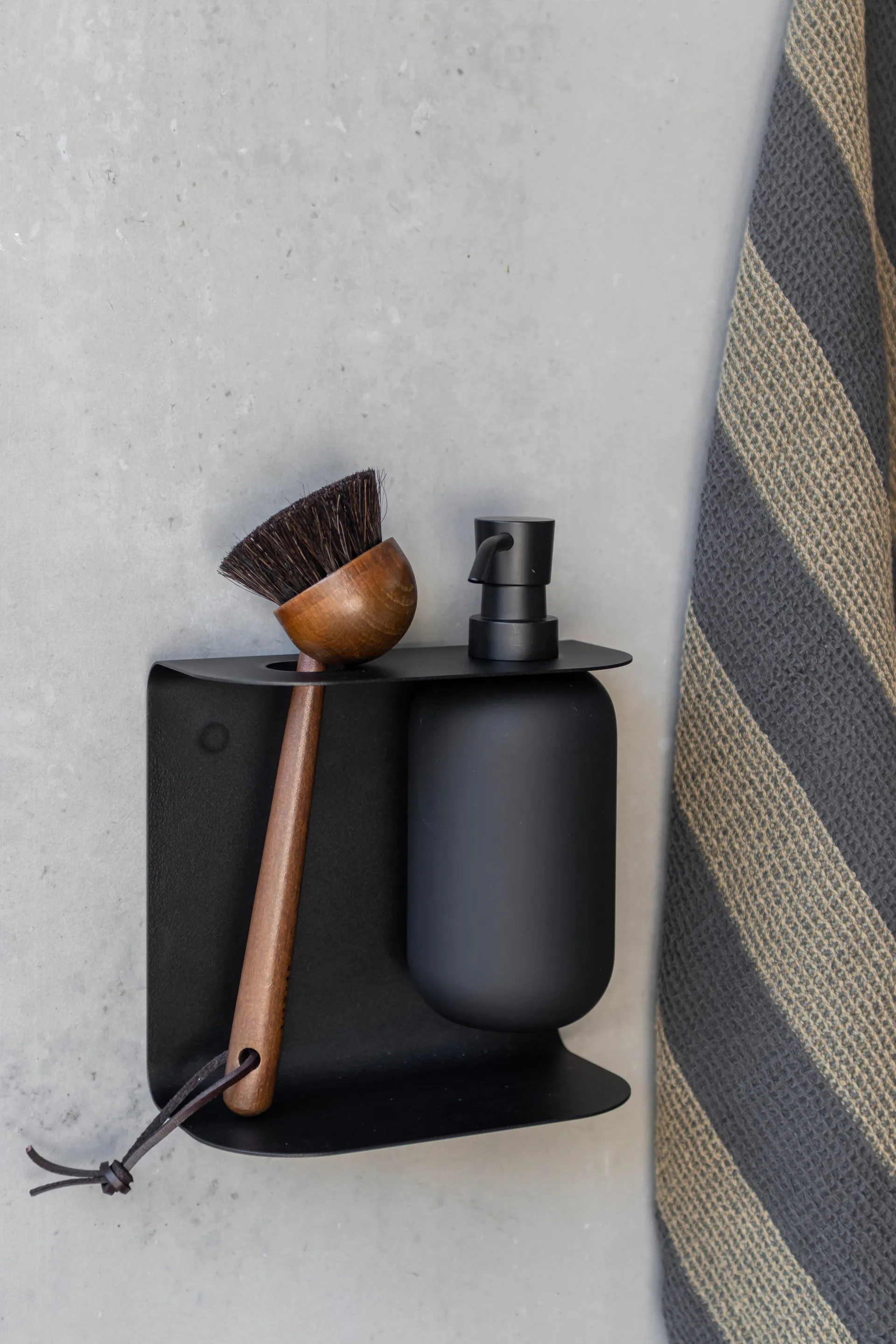 Carry wall-mounted holder double, Black Mette Ditmer