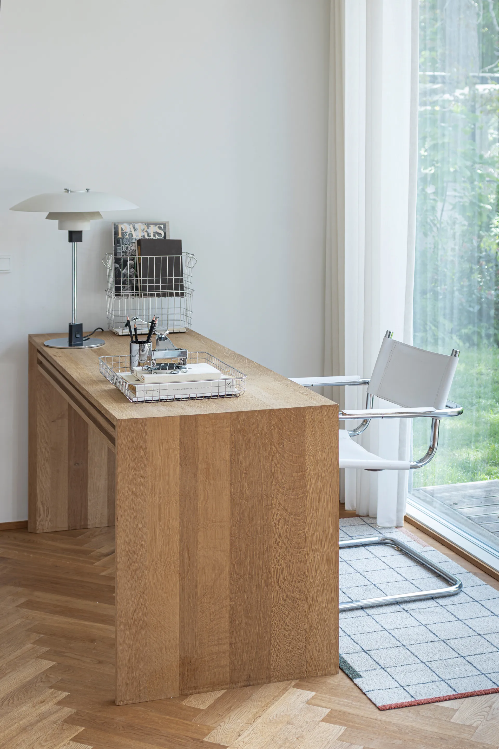 Lift serving tray 33.5x45.5 cm, Chrome Mette Ditmer