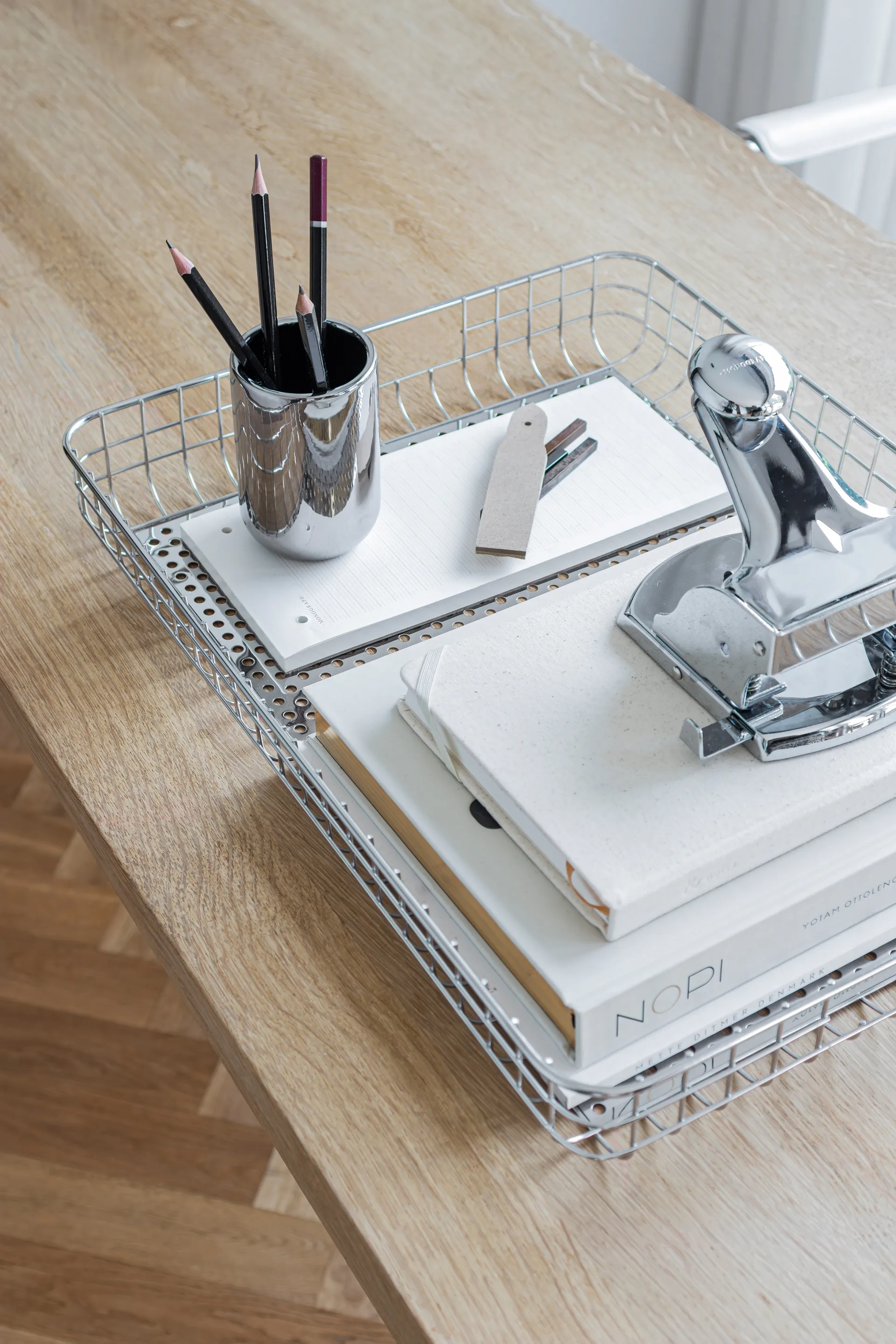 Lift serving tray 33.5x45.5 cm, Chrome Mette Ditmer