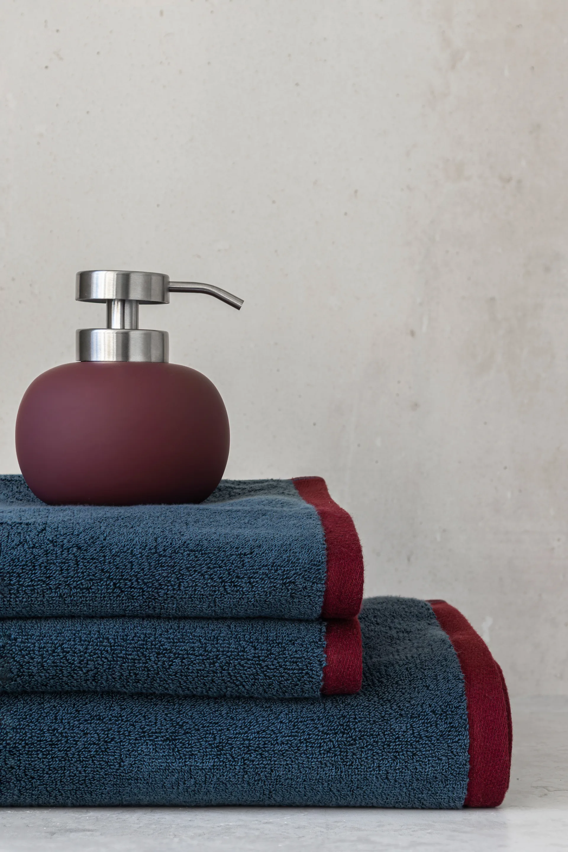 Lotus play soap pump low, incl. 2 pump heads, Wine Mette Ditmer