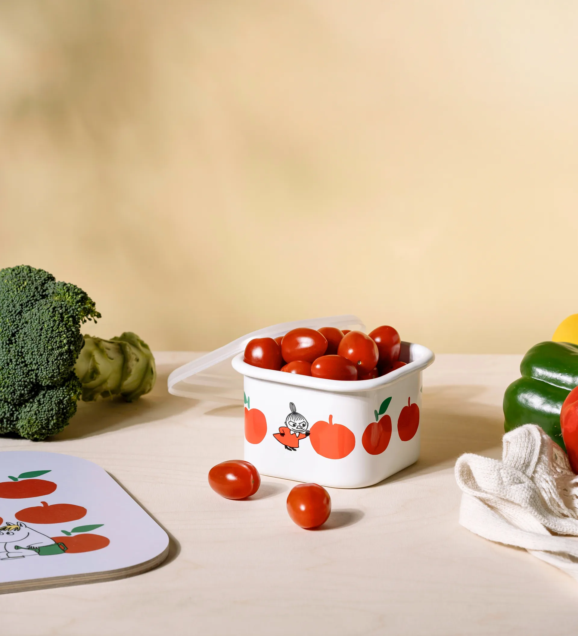 Moomin enamel jar with lid 0.67 L, Joyfull Apples-red Muurla