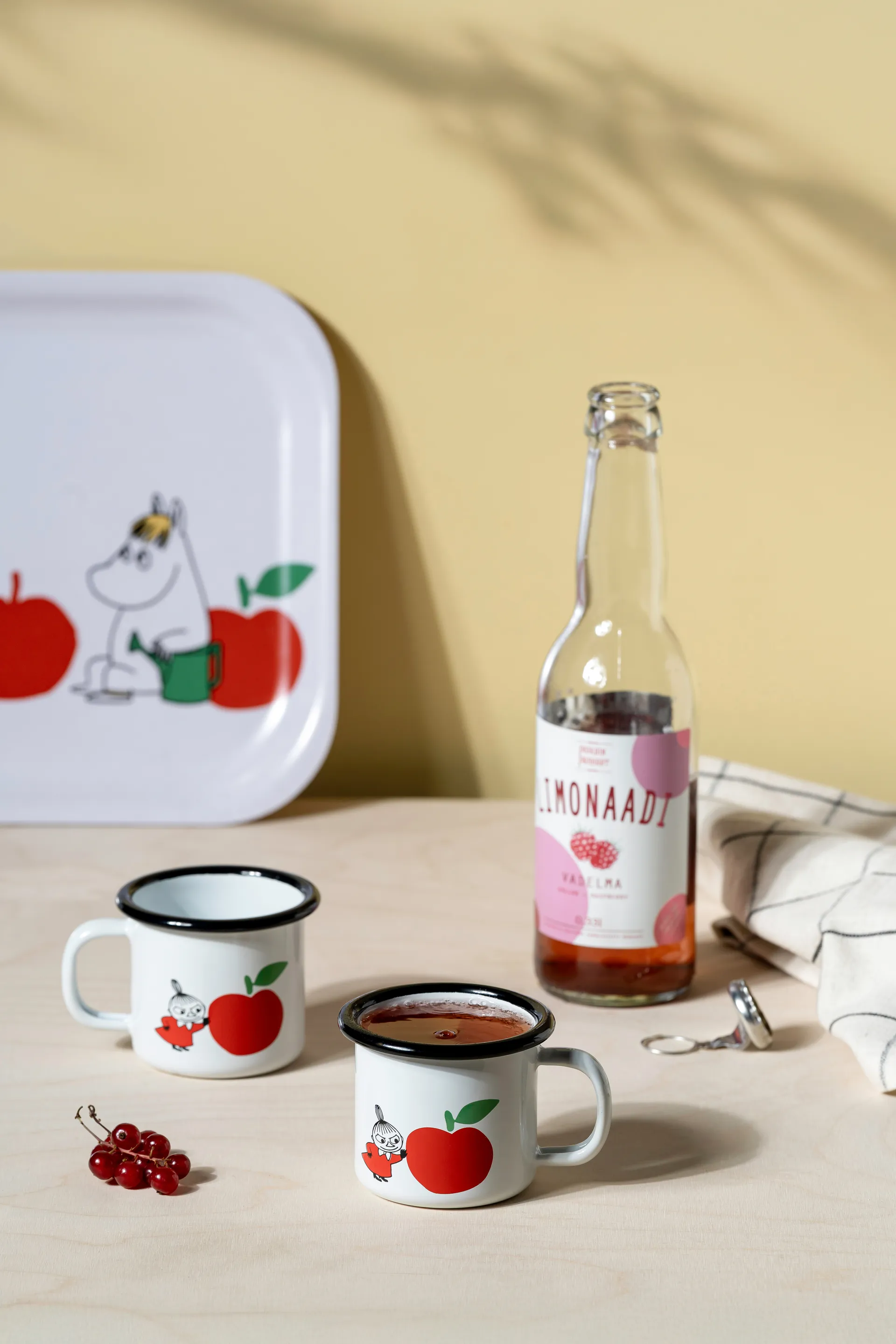 Moomin enamel mug 1.5 dl, Joyfull Apples Muurla