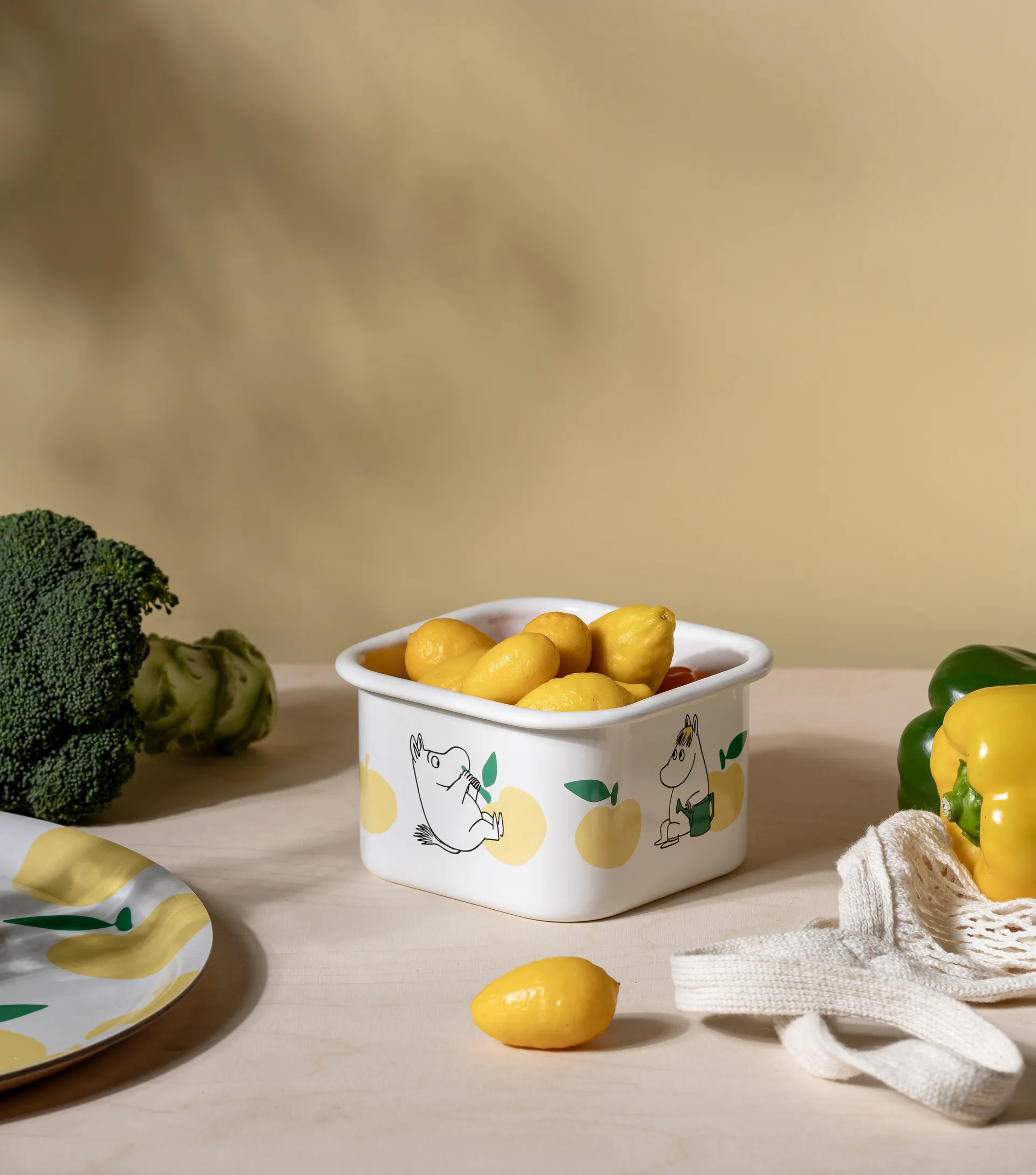 Moomin enamel tin with lid 1 L, Joyfull Apples-yellow Muurla