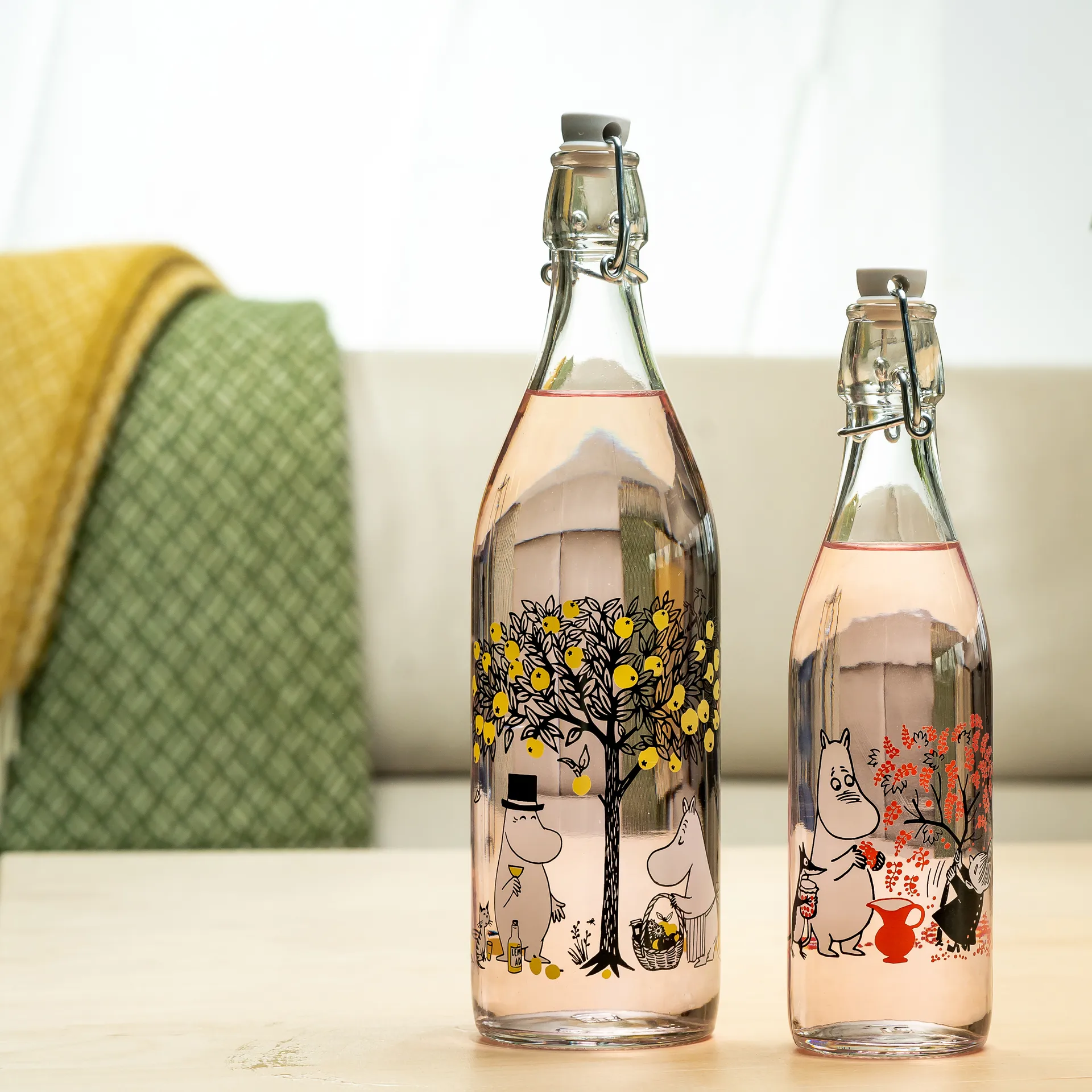 Moomin glass bottle 1 L, Apples Muurla