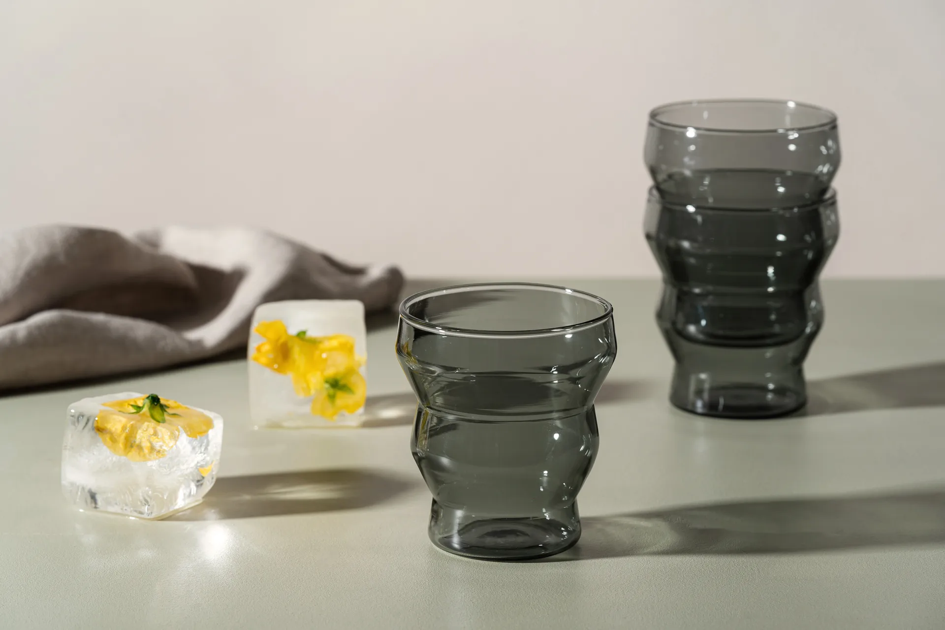 Waves drinking glass 30 cl, Grey Muurla