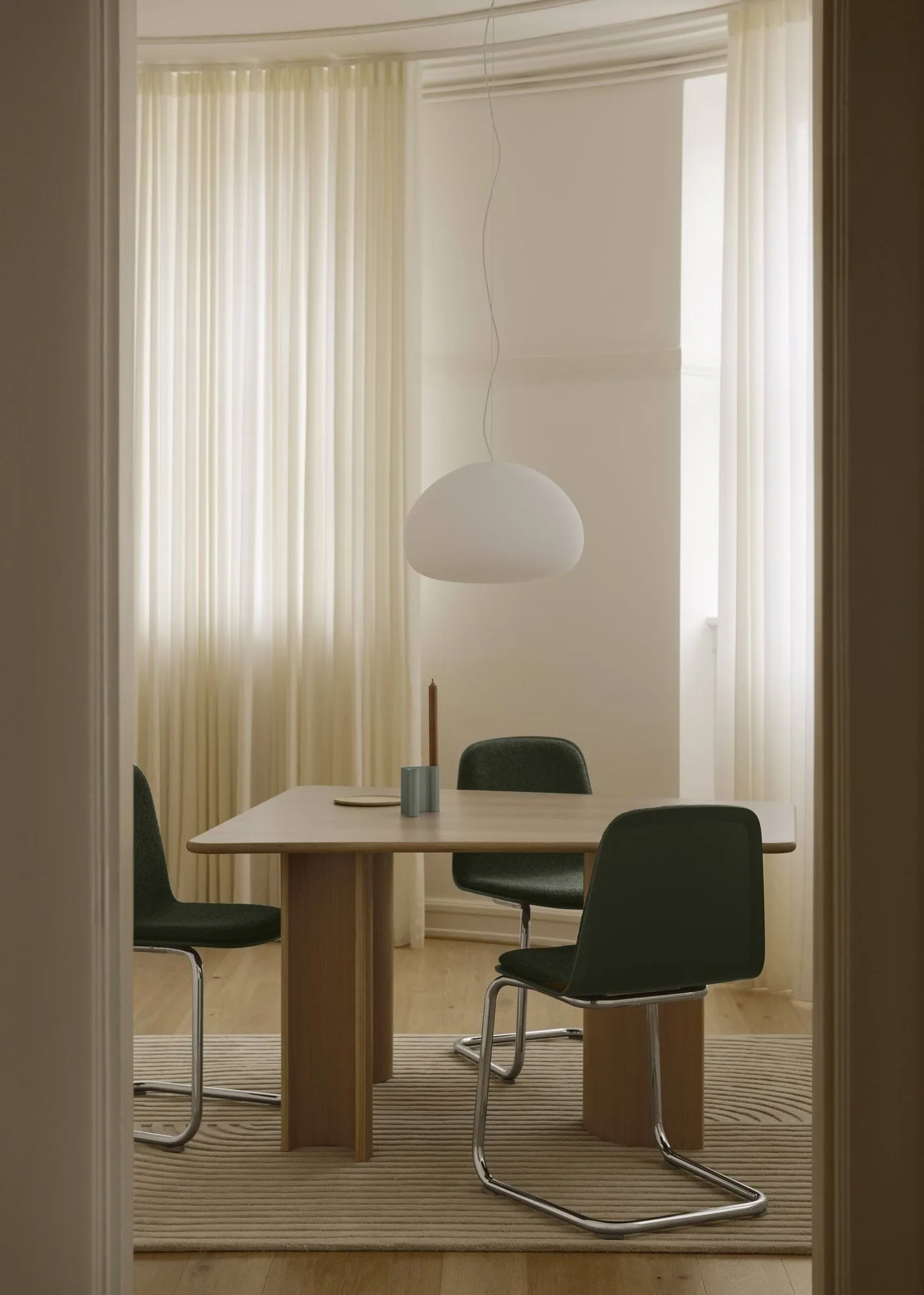 Brink Chair Cantilever Base chair, Oak-chrome Muuto