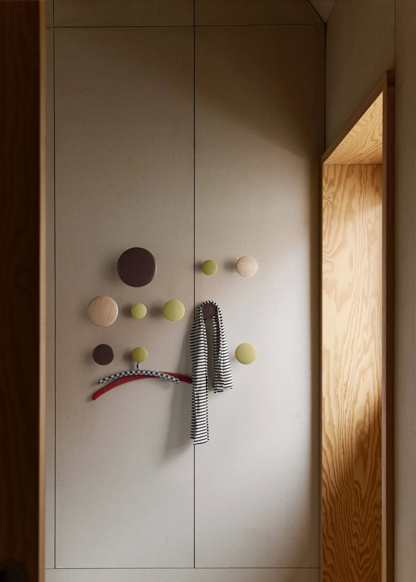 Dots Wood coat hook, Light olive, Ø6.5 cm Muuto