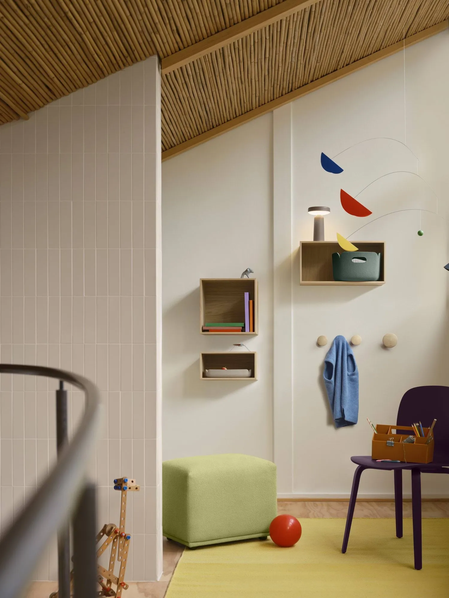 Dots Wood coat hook, Light olive, Ø9 cm Muuto