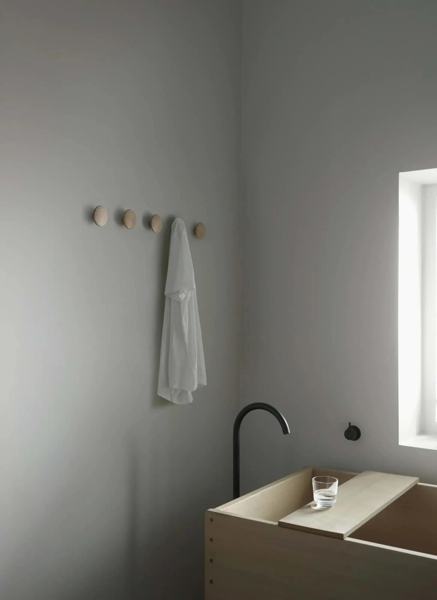 The Dots clothes hook oak, Ø6,5 cm Muuto