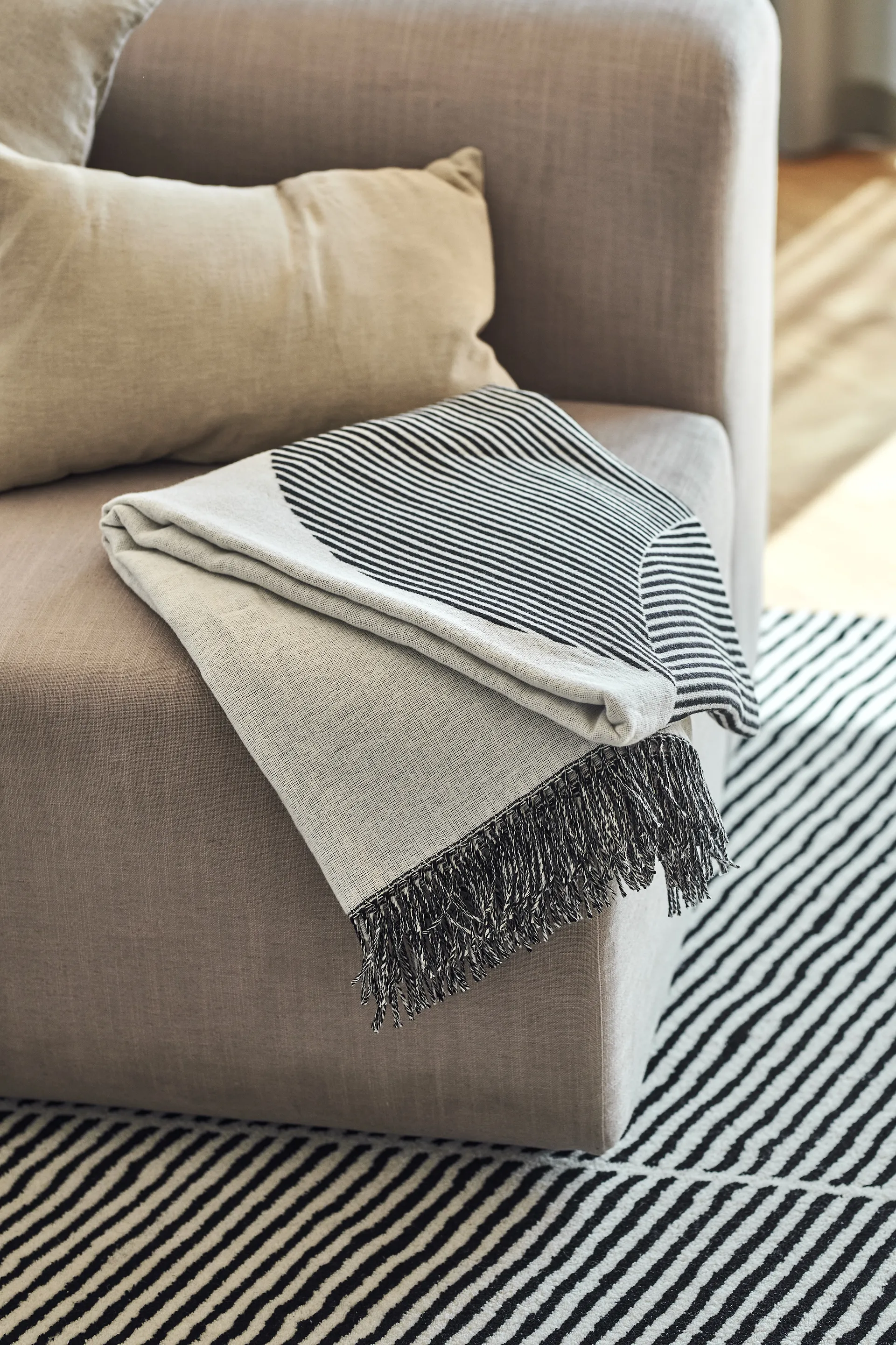 Circles cotton throw 130x185 cm, black NJRD